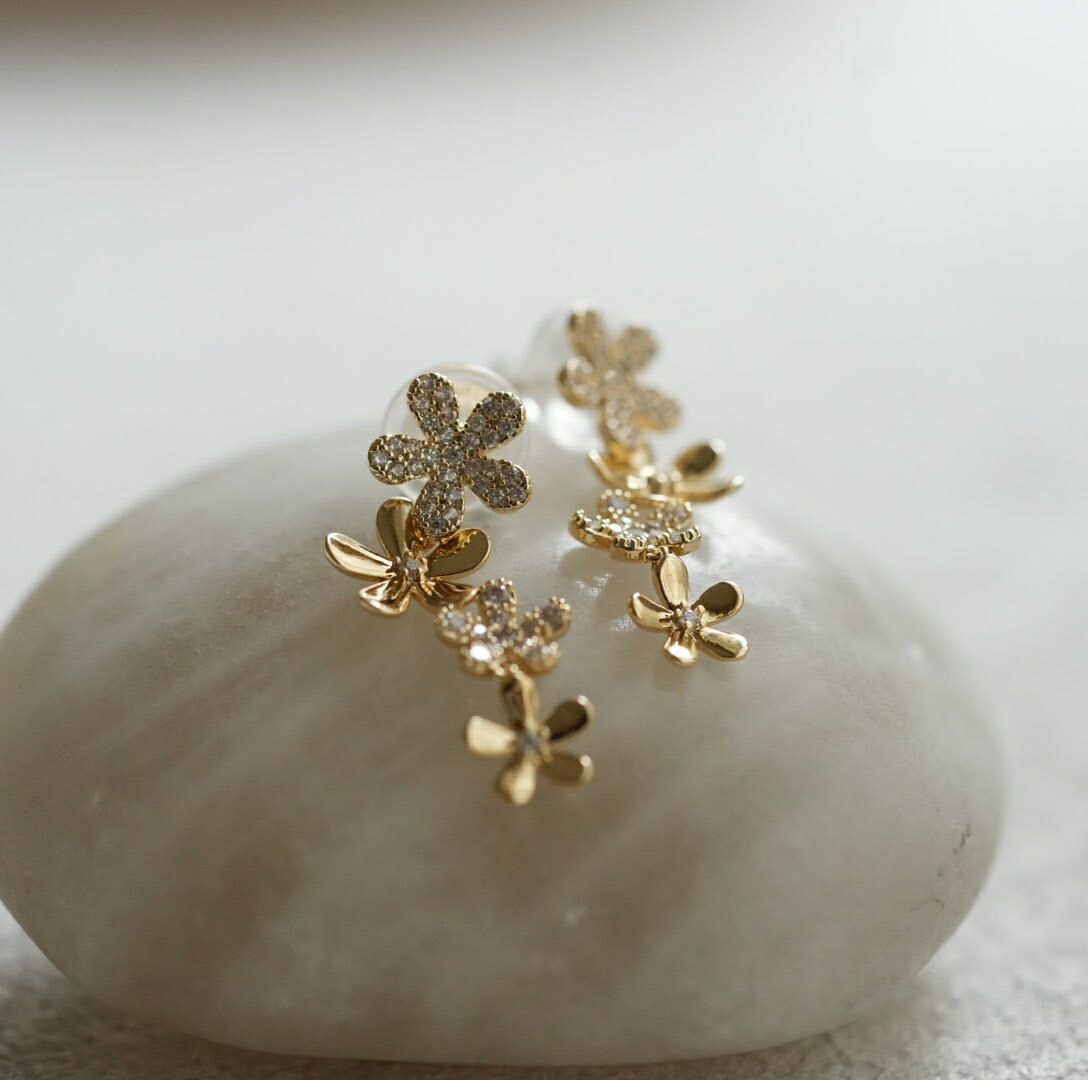 【全品2BUY30%OFFクーポン有】選べる ピアス イヤリング 樹脂 タイプ レディース 金属アレルギー対応 韓国ファッション スタッドピアス 花 フラワー キュービックジルコニア キラキラ 大人 上品 ゴールド 揺れる mei+アクセサリー