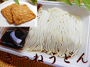 きつねうどん　セット 　　 お揚げは1食(1人前)につき1枚入り 　生うどん 　　　　10〜5月：温かいうどん用の濃縮スープ付 　　　　6月〜9月：細めん　冷たいうどん用のストレートスープ付 うどんめん　1パックにつき内容量　150g×2　（2食分) 　小麦粉、食塩、醸造酢、酒精 　冬期(10-5月)用冷やしうどん用濃縮スープ（しょうゆ、砂糖、みりん、食塩、かつ節エキス、さば節、いわし節粉末、 かつおエキス／調味料(アミノ酸等)、カラメル色素、(一部に小麦・大豆・さばを含む)） 　夏期(6-9月)用ストレートスープ（本醸造しょうゆ、風味原料（かつおぶし、さばぶし、こんぶ）、砂糖、発酵調味料、食塩、調味料（アミノ酸等） （原材料の一部に小麦を含む）） 味付け油揚げ　1袋当り内容量　4枚（2枚×2パック） 　油あげ(大豆(遺伝子組み換えでない)、植物油)、砂糖、還元水あめ、しょうゆ(小麦を含む)、食塩、みりん、かつおだし、こんぶだし、醸造酢／豆腐用凝固剤 賞味期限　製造後1週間 　冷凍3週間 宅配温度帯　冷凍　冷凍便 お召上がり方 　うどんは3-6分程度湯がいてから水気をよくきり丼に入れて下さい。（6-9月冷やしうどんにて) 　お揚げを1−2枚そのまま麺の上にのせてだし汁をたっぷりかけて下さい。 　お好みにより、ネギやかまぼこ等を添えてお召上がり下さい ご注意 北海道　沖縄県　他離島　遠隔地では別途送料が必要になります ご注文お手続き後に加算させて頂きます お送りする商品と左記写真では、商品内容は異なります(ご注文前に、商品名　商品内容を必ずご確認下さい)。また、見た目やラベルなど異なる場合がございます 　上記、ご了承の上ご用命下さいませ。 販売者　株式会社ヤマサ製麺 福井市大町2-1012　