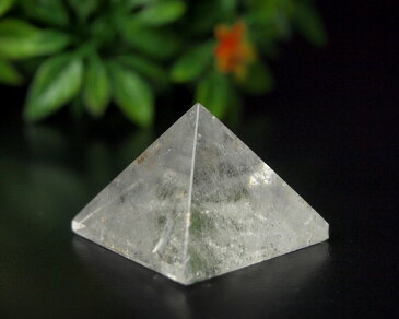 天然水晶 31グラムピラミッド 原石研磨