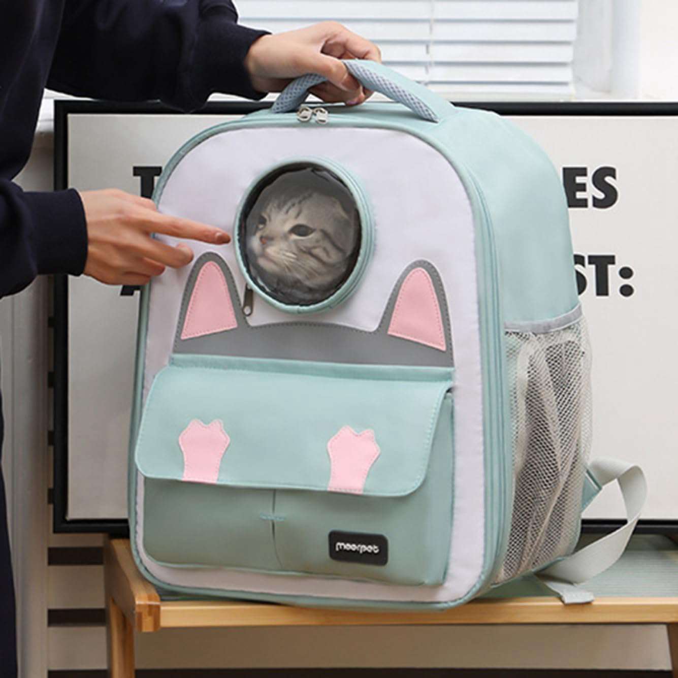 　　　 -------商品詳細------- 【のびのびできる】のびのびできるキャリーバッグ、広々スペースで、中はゆったりできます。普段使いはもちろん！家族旅行やアウトドアでのケージ?ペットハウスとしても?防災用品として、非常時のケージとしてもおすすめです！ 【高い通気性で圧迫感を軽減】生地はメッシュ素材が使用されており、通気性が高く蒸れる心配がございませ。また外がある程度見えるので、小型のワンちゃんやネコちゃんも怖がらず安心して収まってくれます。 【携帯便利】安定性が良いデザインで安心してお出かけできます！リュックサック型なので歩行時にバッグの揺れを抑えて、肩や背中の負担も軽減してくれます。前でも抱えることが出来ます。両手が空くので何かとべんりです。滑らかで摩耗に強いジッパーや丈夫で耐久性のある持ち手等、飼い主様もペット安心してお出掛け出来ます。 【2way対応?外出時に便利】ペット持ち運びリュックはキャンピング、通院、散歩、ドライブ、旅行、災害避難などのお出かける時に非常に役に立ちます。手提げ?リュック2way利用できます、今まで大変だった移動も楽になったりするのです。猫?小型犬?うさぎ?小型ペットなどに適用の猫キャリーバッグ ※商品写真はできる限り実物に近づけるようにしておりますが、お使いのモニター設定、お部屋の照明等により実際の商品と色味が異なる場合がございます。説明 大容量 お出掛けペットリュック ペット用バックパックは猫、小型犬、ウサギ、その他の小型ペットに適しています。 □そんな悩みはありませんか? □ペットちゃんの病院通いに手軽に使えるバッグが! □チョットそこまでお散歩を気軽にできるバッグが! □ドライブ、キャンプにも使えて持ち運びが便利! □手提げ?リュックの2WAY使用が出来る! ?ゆとりある空間 快適で通気性が良い 視認性の良い透明な窓 ?手提げでもリュックでも 2WAY機能 長時間の使用でもバッグ&リュックで疲れにくい設計 手提げ、リュックの2WAYで移動が大変【楽】になります! ?多面性?通気性?清涼感 通気性の良いメッシュ素材を使用し ペットの快適性を持続させる設計です ペットに新鮮な空気を与え、窮屈な感じを与えません。 ?軽量コンパクト 簡単に折り畳めて収納が便利 ?丈夫な仕組みで底部はしっかりして型崩れしにくい設計です。 突然の飛び出しを防止できる専用リードも付き、安心してお出かけ出来ますの猫キャリーバッグです。 ご注意 ※手作業で計測しているため、サイズに多少の誤差がございます。 ※商品写真はできる限り実物に近づけるようにしておりますが、お使いのモニター設定、お部屋の照明等により実際の商品と色味が異なる場合がございます。