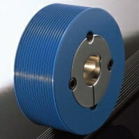 【製品特長】 ・1個でも、短納期でお届けします。 　鋳造から機械加工・表面処理まで一貫生産。しかも、プーリー加工専用のNC機械・自動機・バランサなどを自社開発。セル生産方式により、多品種少量生産と短納期を極限まで追求。お客さまに“便利”をお届けします。 ・イソメックブッシングシステムを採用しています。 　シャフトへの着脱・位置ぎめは六角レンチまたはソケットレンチ1本で行えます。また、テーパしまりばめの原理により、締結力は焼きばめと同等。安全で確実な伝動が得られます。 ・国際規格に準拠しています。 　イソメックポリドライブプーリーの製品規格はISO 9982-1991「Belt drives−Pulleys and V-ribbed belts for industrial applications−Dimensions−PH, PJ, PK, PL and PM profiles」に準拠しています。 ・高いバランス精度。 イソメックポリドライブプーリーは外周での不釣合い許容値を1gまたはプーリーとブッシングの合計質量の0.1％のいずれかより大きい数値で設定し、バランシングマシンによりバランス調整を行っています。
