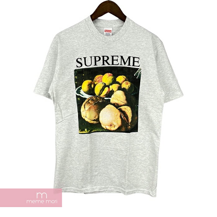 CONDITION RANK 商品詳細情報 ブランド Supreme 表記サイズ S 実寸サイズ 着丈72cm 肩幅43cm 袖丈23cm 身幅48cm 裾幅47cm カラー グレー 素材 コットン99％ ポリエステル1％ 特徴、状態 ※特筆すべき場合のみ記載しております。 注意書き 1）モニターの発色の具合によって実際のものと色が異なる場合があります。 2）この商品は当店実店舗でも販売しております。在庫数の更新は随時行っておりますが、お買い上げいただいた商品が、品切れになってしまうこともございます。その場合、お客様には必ず連絡をいたしますが、万が一入荷予定がない場合は、キャンセルさせていただく場合もございますことをあらかじめご了承ください。TEL：06-6567-8225Instagram:@mememori_online お問い合わせはこちら配送・返品・キャンセルについてラッピングについてお客様に安心してお求めいただくために ■ meme moriでは出来うる限り詳細な状態表記を&#12175;っています。上記以外に詳細状態の記載が必要な場合は商品詳細画&#12207;に個別で記載しております。商品の付属品（保存袋袋、タグ、箱、ギャランティ）等はコンディションには含まず、あくまで商品&#12163;&#12189;の状態を元にコンディションのランク分けを&#12175;います。※商品&#12163;&#12189;にリペアが施されている場合（裾上げ、袖丈詰め、&#12189;幅詰め、靴のソール張り）等はこちらでリペアが施されていると判断が可能な場合、仮に新品状態であっても、Aランクの商品として掲載を&#12175;います。