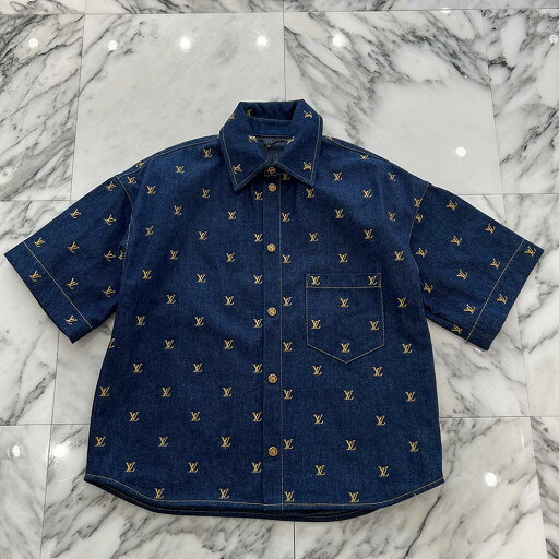 LOUIS VUITTON 2024SS Embroidery Signature Short Sleeve Denim Shirt 1AFJDX Size XS ルイヴィトン エンボダイリー シグネチャー ショートスリーブ デニムシャツ 半袖カットソー LVロゴ刺繍 チェーン装飾 インディゴ×ゴールド サイズXS【250930】【中古-A】 LOUIS VUITTON 2024SS Embroidery Signature Short Sleeve Denim Shirt 1AFJDX Size XS ルイヴィトン エンボダイリー シグネチャー ショートスリーブ デニムシャツ 半袖カットソー LVロゴ刺繍 チェーン装飾 インディゴ×ゴールド サイズXS【250930】【中古-A】