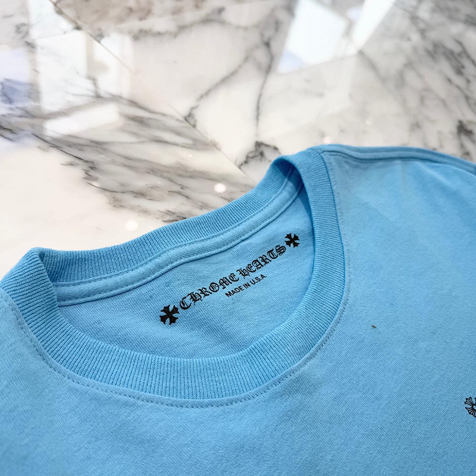 CHROME HEARTS × MATTY BOY 2024SS BRAIN NEW Long Sleeve Tee Size XL クロムハーツ × マッティボーイ ブレインニュー ロングスリーブTシャツ 長袖カットソー ロンT 胸ポケット スクロールロゴ ライトブルー サイズXL【250828】【ほぼ新品】