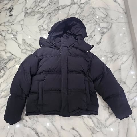 商品詳細情報 商品名アミパリス ADCダウンジャケット ジャンパー ハートロゴパッチ アミアレクサンドルマテュッシ ドローストリング ブラック サイズM 管理番号240002007186 CONDITION RANKB-良い ブランドAMI PARIS 表記サイズM 実寸サイズ着丈72cm 肩幅60cm 袖丈66cm 身幅70cm 裾幅69cm カラーブラック 素材表地/裏地：ナイロン100% 中わた：ダウン80％ フェザー20％ リブ部分：アクリル50％ 毛50％ 特徴、状態全体的に少々の着用感、擦れがございます。 袖先リブ部分に少々の羽毛立ちがございます。※特筆すべき場合のみ記載しております。 注意点1,モニターの発色の具合によって実際のものと色が異なる場合があります。2,この商品は当店実店舗でも販売しております。在庫数の更新は随時行っておりますが、お買い上げいただいた商品が、品切れになってしまうこともございます。その場合、お客様には必ず連絡をいたしますが、万が一入荷予定がない場合は、キャンセルさせていただく場合もございますことをあらかじめご了承ください。 TEL：06-4400-9772 Mail：mementos-online@shop.rakuten.co.jp　 ランク状態説明 S新品または試着程度未使用または試着のみで、使用感がほとんどない非常に良好な状態。 A使用感が少ない特筆すべき汚れやダメージが見当たらず、全体的に綺麗な状態。 B軽度の使用感あり数度の着用形跡はあるが、汚れやダメージが気にならない良好な状態。 C使用感あり・汚れやダメージあり着用感があり、特筆すべき汚れやダメージが見受けられる状態。 D強い使用感・目立つダメージあり着用感が強く、ダメージや汚れが際立って見受けられる状態。 ■ MEMENTOSでは可能な限りなく詳細な状態表記を行っています。 上記以外に詳細状態の記載が必要な場合は商品詳細画面に個別で記載しております。 商品の付属品（保存袋、タグ、箱、ギャランティ）等は意見には含まず、一時商品自体の状態を元に適宜のランクを行います。 ※商品自身にリペアが実施されている場合 裾上げ、袖詰め、身幅詰め、靴のソール張り）等はこちらでリペアが実施されていると判断が可能な場合、見た目新品状態であっても、Aランクの商品として掲載されています。