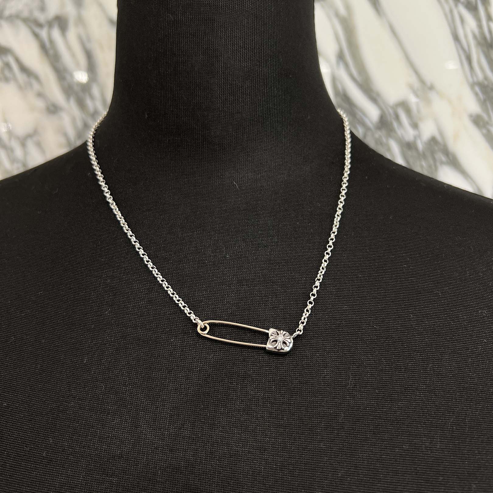 CHROME HEARTS Safety Pin Pendant Top 1 Diamond Roll Chain Necklace Size 17 Inch クロムハーツ セーフティピン 1ダイヤモンド ペンダントトップ ロールチェーン ネックレス アクセサリー 安全ピンモチーフ シルバー ダイヤモンド サイズ17インチ【251129】【中古-A】