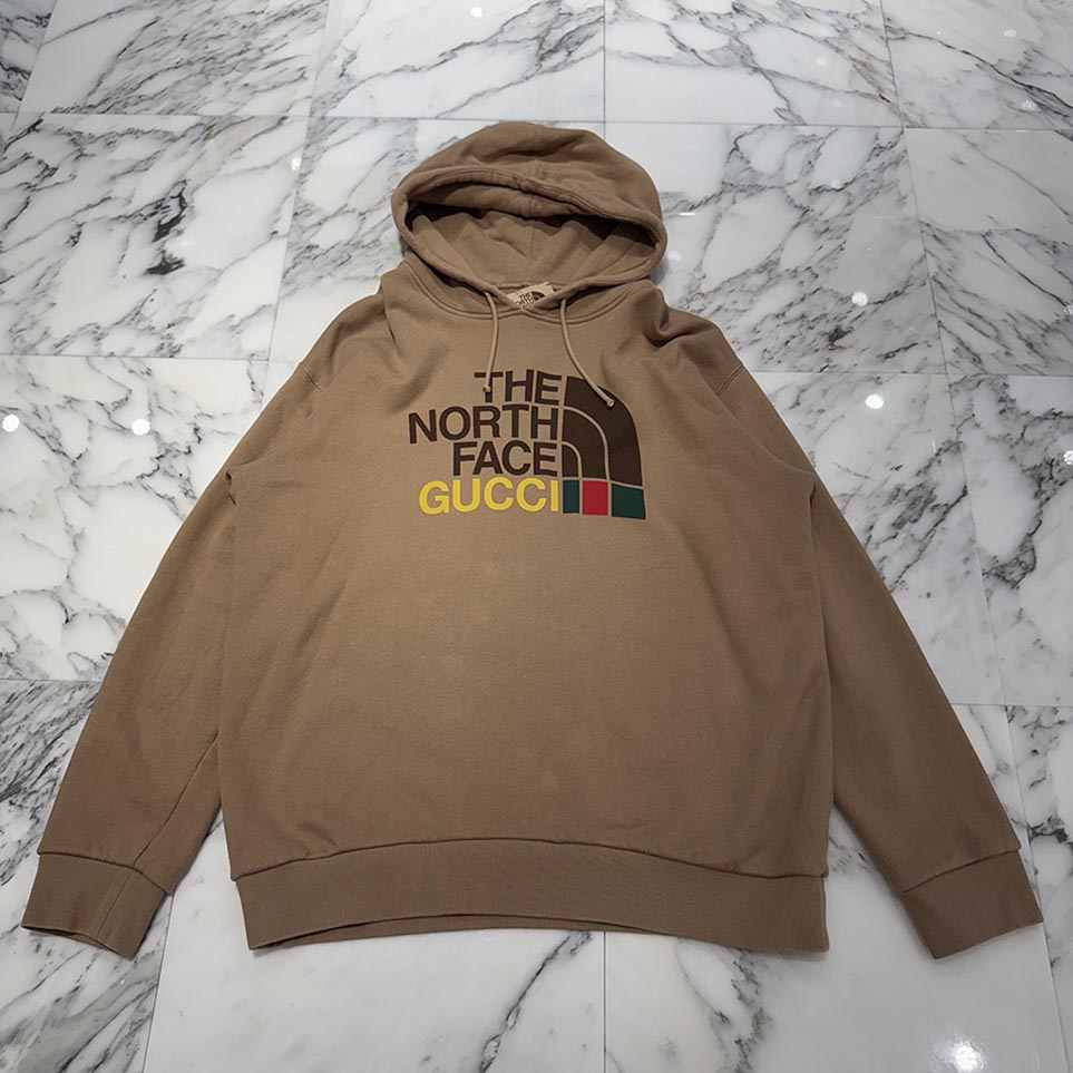 GUCCI × THE NORTH FACE 2021SS Double Name Logo Print Pullover Hoodie 615061 XJDBY Size XL グッチ×ノースフェイス ダブルネーム ロゴ プリント プルオーバーフーディー プルオーバーパーカー ロゴプリント ドローストリング ブラウン サイズXL【251202】【中古-B】