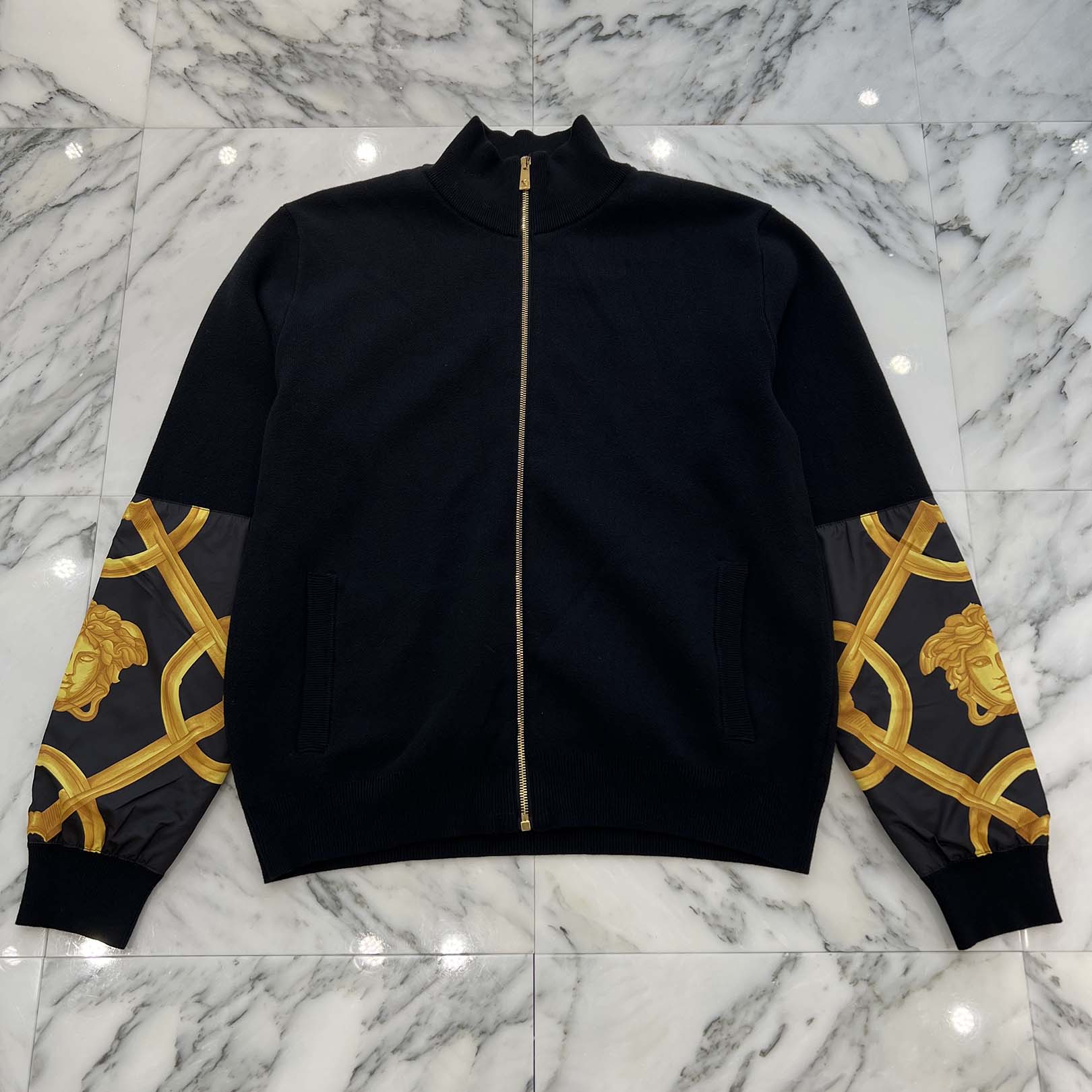 VERSACE 2023AW Barocco Medusa Zip Up Knit Sweater 1012544 1A10257 Size 52 ヴェルサーチェ バロッコ メデューサ ジップアップ ニットセーター ウール混 袖素材切替 バロック柄 メデューサ ロゴ刻印ジップ ブラック×ゴールド サイズ52【251024】【新古品】