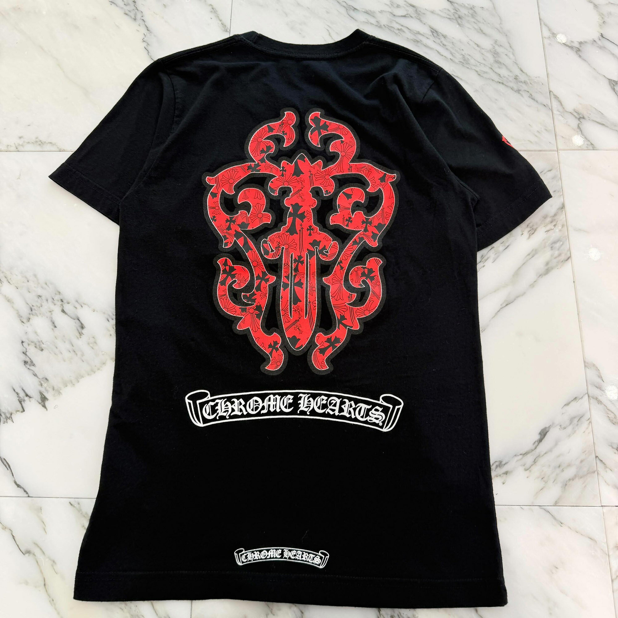 CHROME HEARTS Multi Logo Red Vine Dagger Tee Size XS クロムハーツ マルチロゴ総柄 レッド ヴァインダガー Tシャツ 半袖カットソー 胸ポケ 袖プリント スクロールロゴ ブラック×レッド サイズXS