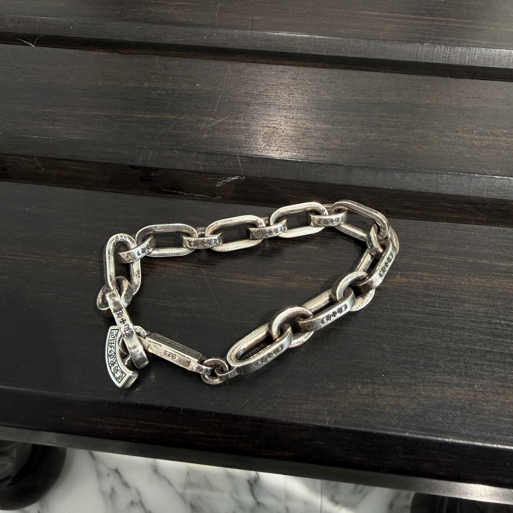 商品詳細情報 商品名クロムハーツ ペーパーEチェーン ブレスレット アクセサリー シルバーブレスレット ヴァーティカルロゴ刻印 レディースクロム シルバー925 シルバー サイズ7インチ 管理番号itk-hd12566 CONDITION RANKA-非常に良い ブランドCHROME HEARTS 表記サイズ7インチ 実寸サイズ全長約18cm 腕周り約～14.5cm カラーシルバー 素材シルバー925 特徴、状態重量：28.18g 付属品：保存袋 シルバー素材特有のくすみや小傷が少々ございます。 ※特筆すべき場合のみ記載しております。 注意点1,モニターの発色の具合によって実際のものと色が異なる場合があります。2,この商品は当店実店舗でも販売しております。在庫数の更新は随時行っておりますが、お買い上げいただいた商品が、品切れになってしまうこともございます。その場合、お客様には必ず連絡をいたしますが、万が一入荷予定がない場合は、キャンセルさせていただく場合もございますことをあらかじめご了承ください。 TEL：06-4400-9772 Mail：mementos-online@shop.rakuten.co.jp　 ランク状態説明 S新品または試着程度未使用または試着のみで、使用感がほとんどない非常に良好な状態。 A使用感が少ない特筆すべき汚れやダメージが見当たらず、全体的に綺麗な状態。 B軽度の使用感あり数度の着用形跡はあるが、汚れやダメージが気にならない良好な状態。 C使用感あり・汚れやダメージあり着用感があり、特筆すべき汚れやダメージが見受けられる状態。 D強い使用感・目立つダメージあり着用感が強く、ダメージや汚れが際立って見受けられる状態。 ■ MEMENTOSでは可能な限りなく詳細な状態表記を行っています。 上記以外に詳細状態の記載が必要な場合は商品詳細画面に個別で記載しております。 商品の付属品（保存袋、タグ、箱、ギャランティ）等は意見には含まず、一時商品自体の状態を元に適宜のランクを行います。 ※商品自身にリペアが実施されている場合 裾上げ、袖詰め、身幅詰め、靴のソール張り）等はこちらでリペアが実施されていると判断が可能な場合、見た目新品状態であっても、Aランクの商品として掲載されています。