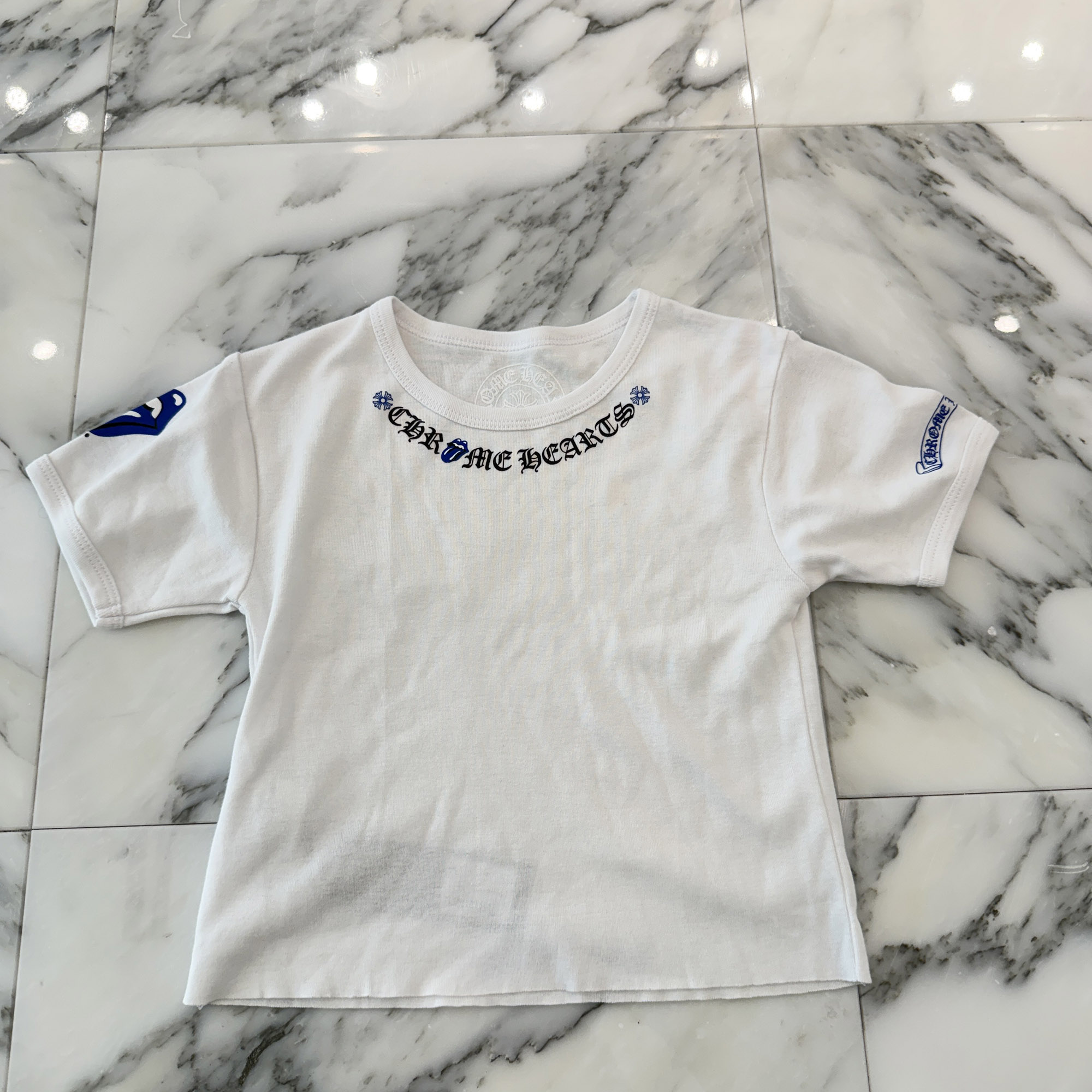 CHROME HEARTS × The Rolling Stones Lip & Tongue Neck Logo Tee Size ONE SIZE（68-112）クロムハーツ×ローリングストーンズ リップアンドタン ネックロゴ Tシャツ レディースクロム ホワイト×ブラック×ブルー サイズONE SIZE（68-112）【260805】【中古-A】