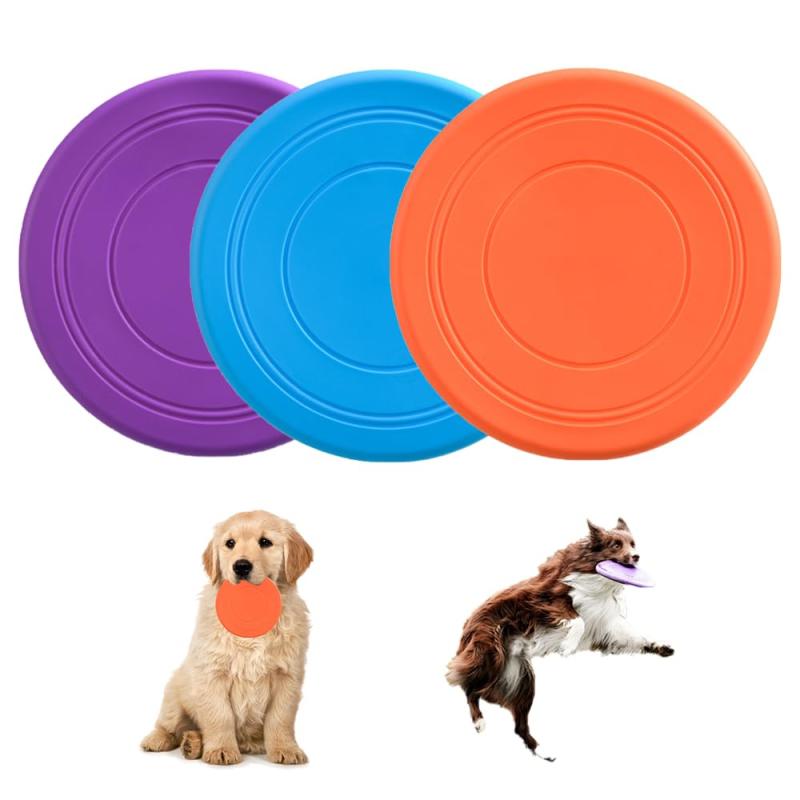 WYTTBD 犬用フリスビー3個セット シリコン製 噛むおもちゃ 大中小型犬対応【商品内容】3ピース サイズ：直径18cm カラー：オレンジ、パープル、ブルー【高品質】柔らかな特殊シリコン素材のため、ボディに当たっても傷みが軽減されます。強い圧力をかけても変形しない、強く噛んでも犬の歯を傷つけにくい。【犬の訓練】犬との情緒や暗黙の了解を培い、相互作用に協力し、成長に伴走する。フリスビーを投げたり、捕まえたり、ゲームしたり、犬の運動不足を防止、ストレスを解消します。【多機能】外で遊んでいるときにいつでも、疲れた犬におやつやお水を補給できます。【浮遊性・防水性】ワンちゃんが海やプール、水、川、湖でも遊びできます。犬はより楽しく遊ぶことができます。
