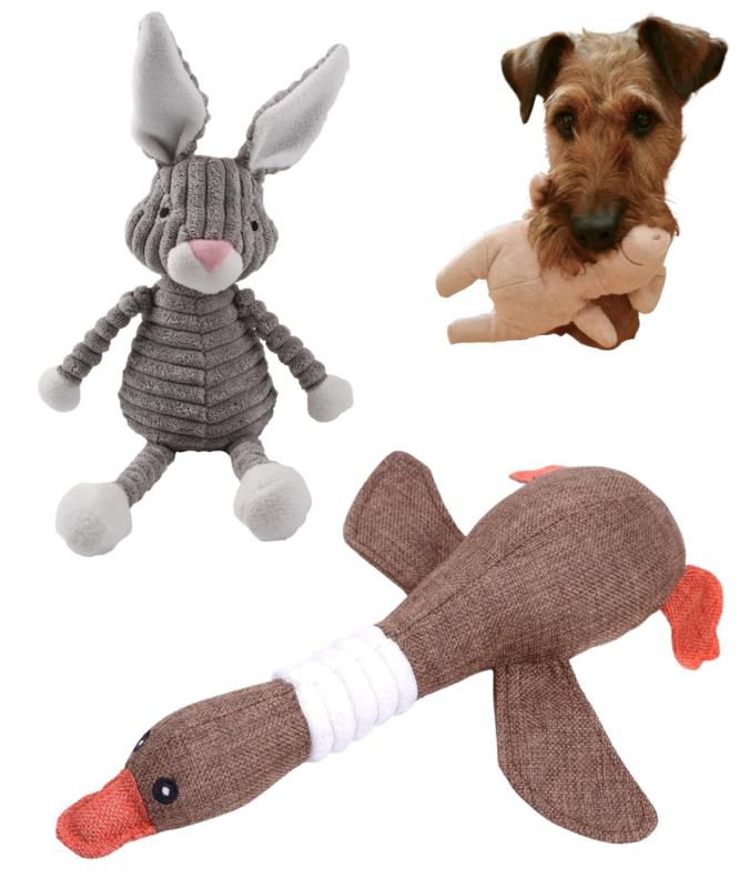 犬 おもちゃ 犬のおもちゃ 知育玩具 噛む 歯磨き ぬいぐるみ 音が鳴る 丈夫 引っ張りっこ 小型犬 子犬 2個セット【夢中になって遊べる知育設計】 犬 おもちゃとして噛む・振り回す・引っ張る遊びを思いきり楽しめる知育玩具です。お腹を押すと音が鳴るスクイーカー入りで愛犬の興味を引き続け、退屈しやすい室内でも夢中になって遊べます。レビューでも「お気に入りになった」「毎日遊んでいる」と高く評価されている人気の犬用おもちゃです。【丈夫なぬいぐるみ素材で長く遊べる】 丈夫な生地としっかりした縫製を採用し、噛むことが大好きな小型犬や子犬にもおすすめです。柔らかなぬいぐるみ素材なので歯や歯ぐきを傷つけにくく、安心して遊ばせられます。引っ張りっこ遊びにも対応し、毎日のコミュニケーションにも役立ちます。【遊びながら歯磨き＆ストレス発散】 噛むことで歯ぐきを刺激し、毎日のデンタルケアをサポートします。遊びながら口腔ケアができるため、おもちゃと歯磨き習慣を両立したい飼い主にも最適です。運動不足や留守番中の退屈対策、ストレス発散にも役立ち、愛犬の健やかな毎日を応援します。【小型犬が遊びやすいサイズ設計】 トイプードル・チワワ・ダックスなど小型犬が咥えやすく振り回しやすいサイズです。頭・手足・しっぽなど部位ごとに噛み心地が異なり、飽きずに遊べる工夫を施しました。軽量なので持ち運びもしやすく、一人遊びから飼い主との引っ張りっこまで幅広く楽しめます。【かわいい2個セットでプレゼントにも】 恐竜＆アヒル、またはラット＆グースのかわいいデザインがセットになった犬用ぬいぐるみです。汚れても洗いやすく清潔に保ちやすいので毎日使えます。誕生日や記念日、新しく迎えた愛犬へのプレゼントにもおすすめで、多頭飼いにも便利な2個セットです。