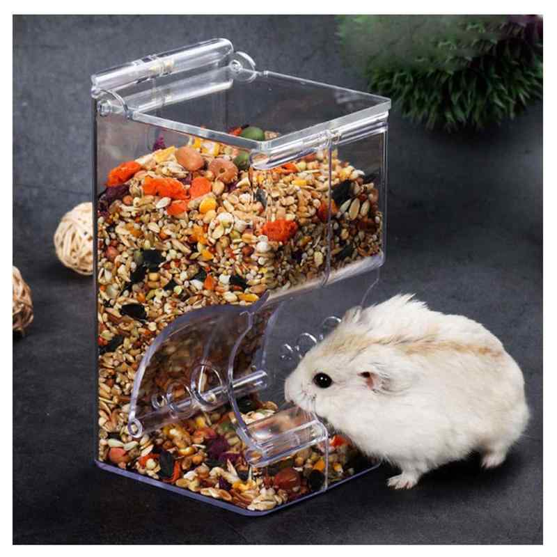 Sekusii ハムスター 自動給餌器 ハムスター餌やりハムスター けーじ 掛ける小動物用自動給餌 餌入れ 留守番対策 エサ入れ ケージに固定 透明 自動 鳥 小鳥 給餌器 透明 お手入れ簡単 無駄防ぐ【透明で内部を見るのに便利】ps素材：透明な容器、内部と補充を見るのに便利です。餌の状況がよくわかり、エサの容量も簡単に把握することができるます。餌を視認できて安心です。インコ、オウム、文鳥、キンカチョウ、カナリヤ、ジュウシマツなどに適していて、自分自身を快適に食べさせます。生餌やミルワーム、ペレット、ボレー粉などにも適しています。【お手入れ簡単】丸洗いやペット用ウェットティッシュで拭くことでもいいです。【自動補充】エサが減少すると、自動的に餌が降りてきます。減った分だけ出てくるので、いつでもきれいなごはんが食べられます。透明の容器でエサの残量が分かりやすいです。【取付け】裏面に穴開けなので、飼育ケージにネジで取り付けて固定できます。また、小動物のお好みの場所にそのまま置きスタンドタイプです。ワイヤーケージ用のほどよい大きさのエサ入れです。【たっぷり大容量】ハムスター、チンチラ、モルモット、ハリネズミやリスなどさまざまなペットに適用できる容量です。