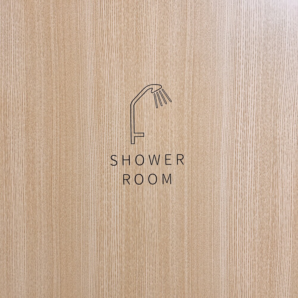 こちらの商品はバスルーム・シャワールームでおしゃれな空間を実現するためにデザインされた防水性の優れたカッティングステッカーです。 視認性の高いデザインは家族やお客様が一目で内容を理解できるよう工夫されており、ストレスフリーな利用をサポートするアイテムとなっています！ 誰でも簡単に貼り付けることができ、防水仕様なので湿気の多いバスルームでも安心してご使用いただけます。おしゃれな雰囲気を演出し、バスルームを心地よい空間に変えてみませんか？ 【サイズ】 ・横幅113.0mm　縦幅154.0mm ※サイズ変更は承っておりません。 【カラー】 黒/白/赤/緑/水色/黄色/ピンク/オレンジ/茶色/金/銀/マットブラック/マットホワイト 【カッティングシートの特徴】 ★色褪せはしません ★強い風、掃除の際に使用する水、洗剤などの影響でも剥がれません ★野外耐久約8年 弊社では「看板製作、カッティングシート、ウォールステッカー、会社のロゴ、QRコード、店内標識、ポスター作製、商品ラベル」などをサイズ問わず、1枚注文から大量案件に至るまでお客様に合わせた商品を専任の対応スタッフが柔軟に対応させていただいております。 また、制作時には高品質大型プリンターを採用しており、たくさんのお客様から 「多種多様な商品を安心して依頼できる」と高い評価をいただきました。 【カッティング・印刷専門　思い出屋さん】防水仕様のシャワールームシール