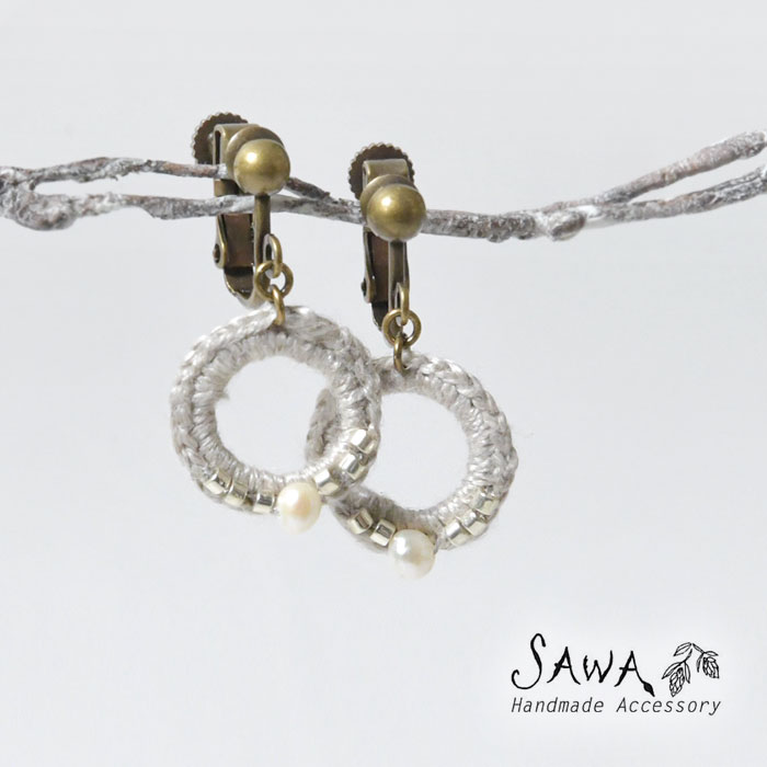 【SAWA サワ】ビーズ付 編みリング イヤリング (p-73)レディース アクセサリー ピアス 両耳用 淡水パール ビーズ ナチュラル ハンドメイド 手作り 作家 ギフト プレゼント ドーナツ 20代 30代 40代 50代 60代 母の日