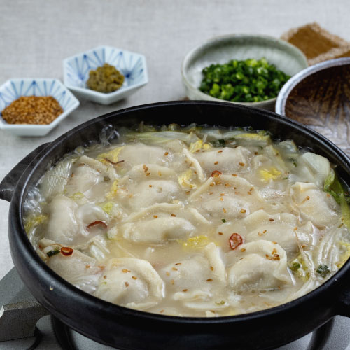 国産素材を使用した、もちもち食感の一口餃子を特製豚骨スープで炊き上げる「博多炊き餃子」。一年を通して味わえる博多ならではの美味しさを是非お楽しみください。　博多炊き餃子(2人前×2)／冷凍 国産 博多炊き餃子 お取り寄せ グルメ 炊き餃子セット 福岡グルメ 博多グルメ 贈り物 ギフト 贈答 お中元 お歳暮など贈り物にもおすすめです。