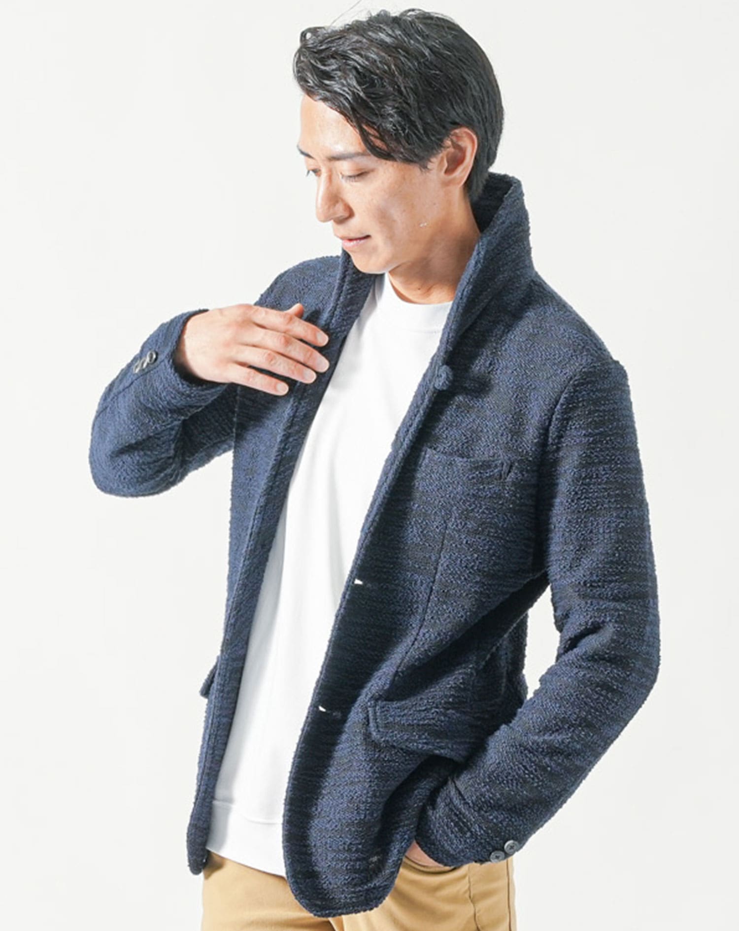 30代 マネキン買い 秋服 秋 テーラードジャケット カットソー チノパン スリム 細身 全身 男性 デート 服装 コーディネート アウター インナー ズボン ジャケパン
