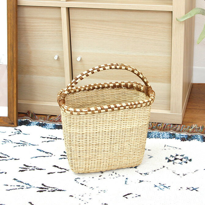 アチョリバスケット四角底 取手付 小/ワンハンドル 1本手 かごバッグ かご バッグ ケニア アフリカ 椰子 パーム アチョリ Marrabous Palm マラブスパーム 木皮 おしゃれ シンプル ナチュラル 手編み カゴバック 籠 編みかご