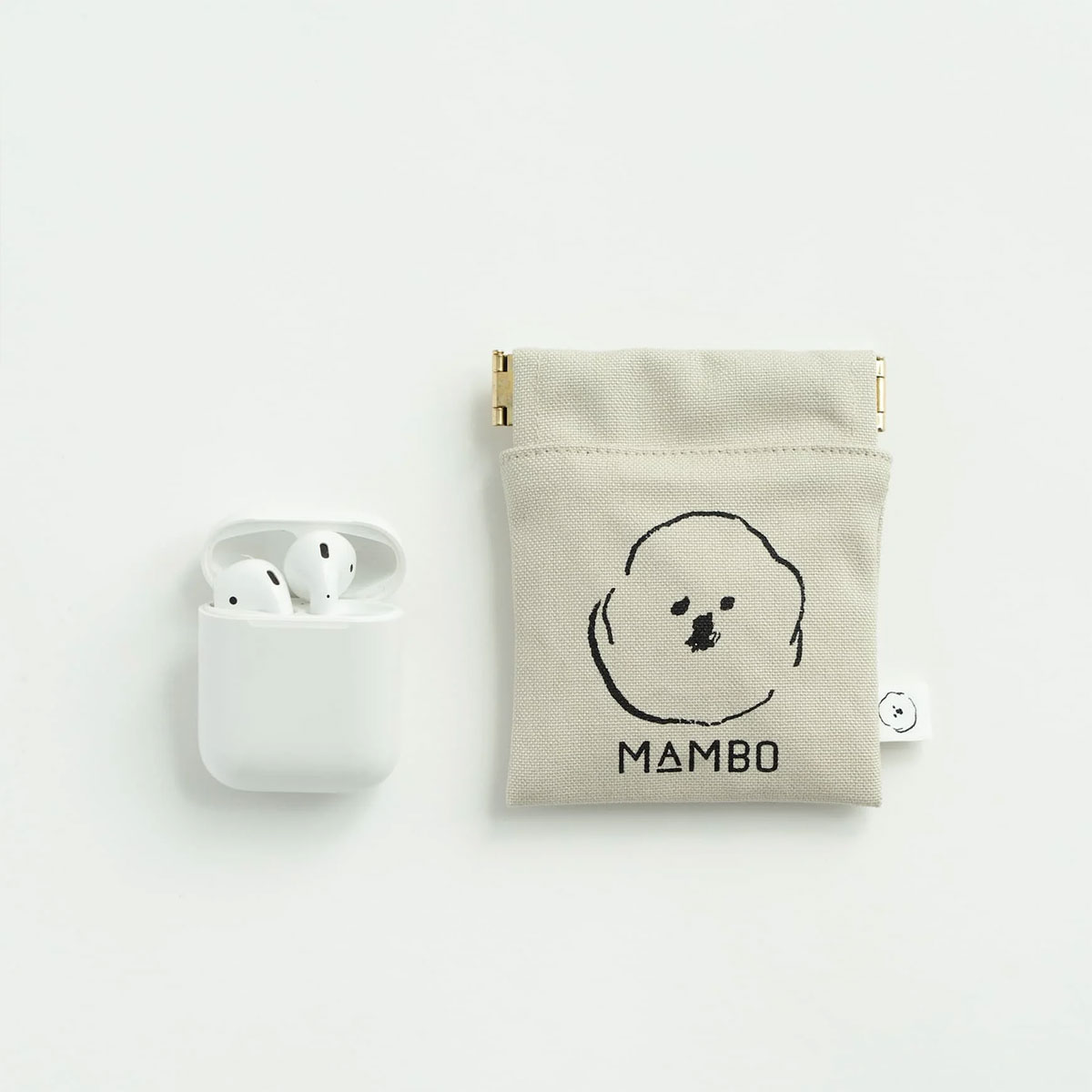CLASKA クラスカ MAMBO フラット バネポーチ mini 白 犬 ポーチ ミニポーチ 小物入れ 小銭入れ イヤホン コード ケーブル ケース 目薬ポーチ ピルケース アクセサリー リップケース 収納 帆布 イラスト 塩川いづみ 犬 ビション・フリーゼ かわいい シンプル おしゃれ 雑貨のサムネイル