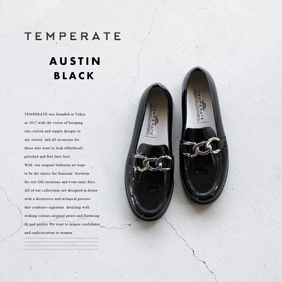 つやめくシルバーチェーンがスタイリッシュなローファー 【 TEMPERATE テンパレイト AUSTIN チェーン付き ローファー 】 ◇ カジュアルにもオフィススタイルにも合わせやすい キレイめなルックスのローファーに「ちょうど良いハズし」のSILVERチェーン。 落ち着いたクラシックな雰囲気に、チェーンの輝きがおしゃれ心をくすぐる一足です。 ◇ 継ぎ目がなく浸水しない「完全防水」という安心感 インソールは汗や水濡れにも強い防水仕様◎ 珊瑚模様の滑りにくいアウトソールは、 雨の日だけでなく、レジャーシーンにも最適な一足です。 カジュアルなパンツスタイルも、スカートにも合わせやすくオススメです。 【 TEMPERATE（テンパレイト） 】 2017年にでシックでシンプルなデザインをオールシーズン、オールオケージョンで、 ほどよく上品に穏和な気分を求める女性のために…というビジョンを持って東京で立ち上がったブランドです。 オリジナルのバレリーナを代表に、シティーライフ、バケーション、 さらには雨の日のためのレディースフットウェアの選択肢となることを願って展開されています。 TENPERATEのコレクションはすべて、インハウスで特有の技術的なプロセスでデザインされています。 シグネチャーディテールとインパクトのあるカラー、オリジナルのプリント、 ぴったりとしたフィット感と品質を兼ね備えています。 カラー ブラック サイズ 36(22.5cm)　 37(23.0cm)　 38(23.5cm)　 39(24.0cm)　 40(24.5cm)　 通常よりもやや小さめのフィッティングです。 サイズで迷われた際は、いつもより大きめを選択されることをお勧めいたします。 素材 PVCポリ塩化ビニル(本体)、金属(チェーン) 片足の重さ (38サイズ): 255g ヒール 20mm 生産国 中国 ご注意 一部箱が凹んだり傷ついた状態のものがございます。 中の商品には影響しておりません。予めご了承お願い致します。 ブラウザの設定・環境により実際の色と異なって見える場合がございます。 予めご了承くださいませ。 配送について 北海道・ 沖縄・離島・一部地域への配送は、 別途送料をいただきますのでご了承下さいませ。つやめくシルバーチェーンがスタイリッシュなローファー 【 TEMPERATE テンパレイト AUSTIN チェーン付き ローファー 】 ◇ カジュアルにもオフィススタイルにも合わせやすい キレイめなルックスのローファーに「ちょうど良いハズし」のSILVERチェーン。 落ち着いたクラシックな雰囲気に、チェーンの輝きがおしゃれ心をくすぐる一足です。 ◇ 継ぎ目がなく浸水しない「完全防水」という安心感 可愛いだけじゃなく、機能性も抜群です。 傷や汚れに強いPVC素材に、 足裏疲れを軽減する低反発カップインソールが備わって歩きやすさもポイント！ インソールは汗や水濡れにも強い防水仕様◎ 珊瑚模様の滑りにくいアウトソールは、 雨の日だけでなく、レジャーシーンにも最適な一足です。 カジュアルなパンツスタイルも、スカートにも合わせやすくオススメです。 ▼色違いの「GREY」はこちら カラー ブラック サイズ 36(22.5cm)　 37(23.0cm)　 38(23.5cm)　 39(24.0cm)　 40(24.5cm)　 通常よりもやや小さめのフィッティングです。 サイズで迷われた際は、いつもより大きめを選択されることをお勧めいたします。 素材 PVCポリ塩化ビニル(本体)、金属(チェーン) 片足の重さ (38サイズ): 255g ヒール 20mm 生産国 中国 ご注意 一部箱が凹んだり傷ついた状態のものがございます。 中の商品には影響しておりません。予めご了承お願い致します。 ブラウザの設定・環境により実際の色と異なって見える場合がございます。 予めご了承くださいませ。 配送について 北海道・ 沖縄・離島・一部地域への配送は、 別途送料をいただきますのでご了承下さいませ。