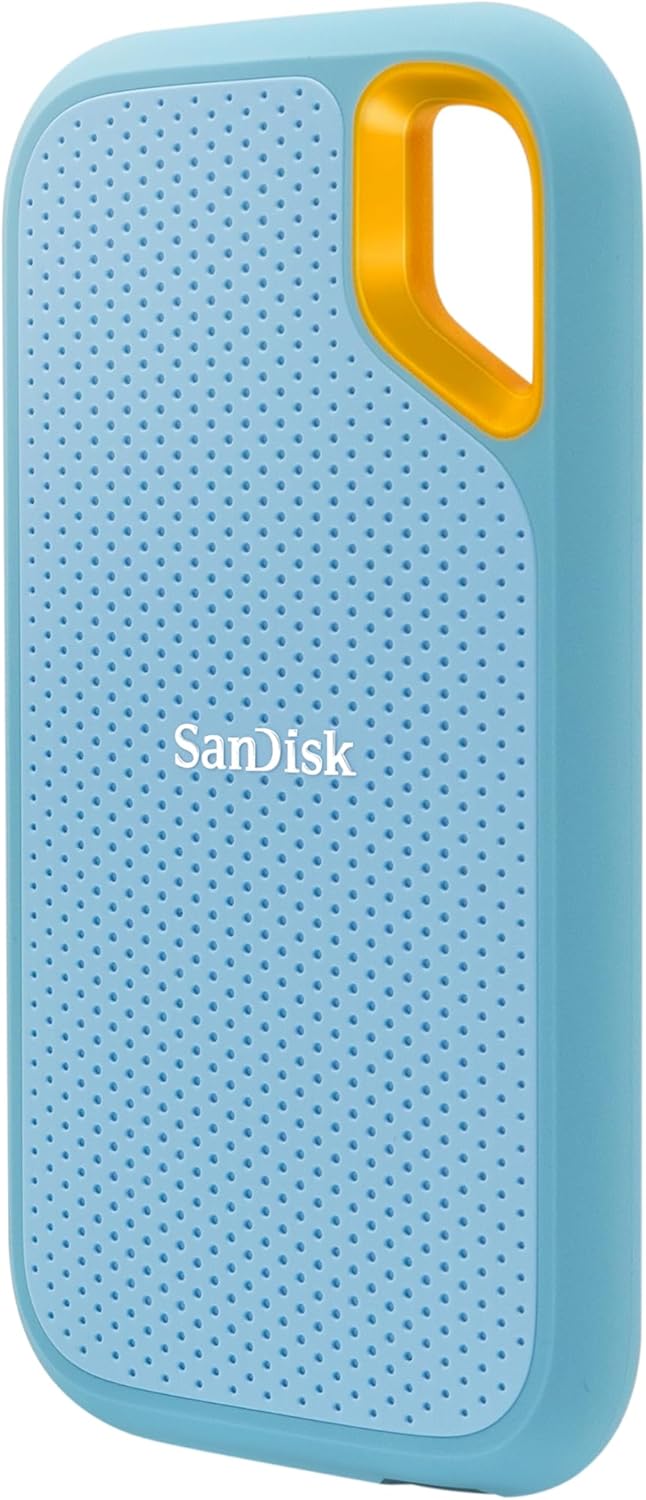商品情報商品説明SanDisk Extreme Portable SSD V2 1TB( SDSSDE61-1T00-G25B）は、高速性能と優れた耐久性を兼ね備えたポータブルSSDです。最大1050MB/sの高速読み取りに対応し、高解像度の写真や4K動画、ゲームデータ、ビジネスファイルなどの大容量データもスムーズに転送・保存できます。1TBの大容量ストレージに加え、USB 3.2 Gen 2およびUSB Type-C接続に対応し、WindowsやMacなど幅広い機器で快適に使用可能です。さらに、IP65準拠の防滴・防塵性能と最大3mの落下保護に対応した高耐久設計を採用しており、アウトドアや出張など持ち運びの多いシーンでも安心。コンパクトで軽量なボディに高い信頼性を備えた、写真・動画編集から日常のバックアップまで幅広く活躍する外付けSSDです。ブランドSanDisk商品重量52g商品スペック容量：1TBストレージタイプ：ポータブルSSD（外付けSSD）インターフェース：USB 3.2 Gen 2コネクタ：USB Type-C最大読み取り速度：最大1,050MB/s最大書き込み速度：最大1,000MB/s対応OS：Windows 10以降、macOS対応機器：USB Type-CまたはUSB Type-A搭載のパソコン、対応ゲーム機など付属品：USB Type-C to Type-Cケーブル、USB Type-C to Type-Aアダプター耐久性能：IP65準拠（防滴・防塵）、最大3m落下保護セキュリティ：256-bit AESハードウェア暗号化（パスワード保護対応）サイズ：約100.8×52.6×9.6mm動作温度：0～45℃保存温度：-20～85℃カラー：ブラックその他3か月保証海外パッケージ【SanDisk】 サンディスク Extreme Portable SSD V2 1TB スカイブルー 外付けSSD USB 3.2 Gen2 USB Type-C 最大1050MB/s 防滴 防塵 IP65 耐衝撃 最大1050MB/sの超高速転送！IP65防滴・防塵対応、持ち運びに最適な大容量2TBポータブルSSD 【SanDisk】 Extreme Portable SSD V2 1TB スカイブルー 外付けSSD ・最大1050MB/sの高速読み取りに対応し、大容量データもスピーディーに転送・1TBの大容量で写真・動画・ゲーム・仕事のファイルをたっぷり保存・USB 3.2 Gen 2対応で高速かつ安定したデータ転送を実現・USB Type-C接続に対応し、Windows・Macなど幅広い機器で使用可能・USB Type-C to Type-Aアダプター付属でUSB-A搭載機器にも対応・IP65準拠の防滴・防塵性能を備え、屋外や外出先でも安心最大3mの落下保護に対応した高耐久設計で大切なデータを保護・コンパクト・軽量設計で、持ち運びや出張、旅行にも最適・写真・動画編集、バックアップ、ゲームデータ保存など幅広い用途で活躍海外パッケージ品、当店限定3カ月保証です。 最大1050MB/sの超高速転送 IP65防滴・防塵＆最大3m落下保護 コンパクトなのに1TBの大容量 写真・動画編集を快適に行いたいクリエイターの方 外出先でも安心してデータを持ち運びたい方 パソコンやMacで大容量ストレージを使いたい方 高速性能と優れた耐久性を兼ね備えたポータブルSSDです。最大1050MB/sの高速読み取りに対応し、高解像度の写真や4K動画、ゲームデータ、ビジネスファイルなどの大容量データもスムーズに転送・保存できます。1TBの大容量ストレージに加え、USB 3.2 Gen 2およびUSB Type-C接続に対応し、WindowsやMacなど幅広い機器で快適に使用可能です。さらに、IP65準拠の防滴・防塵性能と最大3mの落下保護に対応した高耐久設計を採用しており、アウトドアや出張など持ち運びの多いシーンでも安心。コンパクトで軽量なボディに高い信頼性を備えた、写真・動画編集から日常のバックアップまで幅広く活躍する外付けSSDです。SanDisk/サンディスク/Extreme Portable SSD V2/Extreme SSD/ポータブルSSD/外付けSSD/SSD/1TB/USB 3.2 Gen2/USB-C/USB Type-C/USB 3.2 Gen2x2/高速SSD/最大1050MB/s/高速転送/外付けストレージ/データ保存/データ転送/バックアップ/4K動画/写真保存/動画編集/RAWデータ/ゲーム保存/PS5/Windows対応/Mac対応/macOS対応/ノートパソコン/デスクトップPC/IP65/防滴/防塵/耐衝撃/耐久設計/最大3m落下保護/コンパクト/軽量/クリエイター/テレワーク/ビジネス/SDSSDE61-1T00-G25B/海外リテール 1