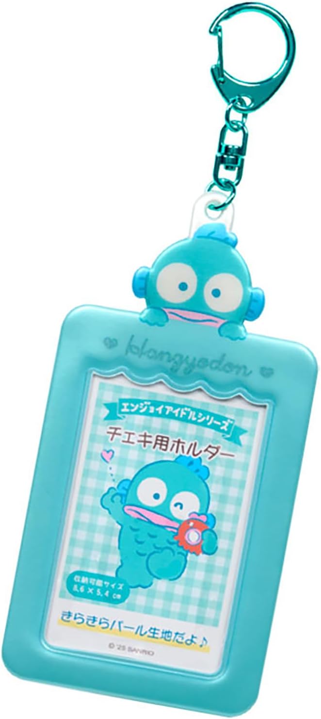 ご購入後レビュー投稿で、次回当店で使える「5%OFFクーポン」をプレゼント中！！ ※定形外郵便での発送となりますので追跡番号はございません。また発送から通常3日程度でのお届けとなりますが(離島・一部山間部は除く)、定形外郵便は土日祝のお届けが無いため、ご到着まで日数を要する場合がございます。 ※ポスト投函でのお届けとなります。 サンリオキャラクターと一緒に推しを楽しく応援するためのグッズ「エンジョイアイドルシリーズ」。 ホルダーの上から顔をみせるハンギョドンが愛らしさ満点。 バッグやリュックにつければ一緒にお出かけ気分。 本体サイズ：約幅7.4×奥行0.3×高さ14cm※チェーン含まず。 主な材料・原料：PVC、スチール お気に入りのチェキをセットして持ち運べる。 きらきらパール生地。 収納可能サイズ:約5.4×8.6cm ※「チェキ」は富士フィルムの登録商標です。 Sanrio Original