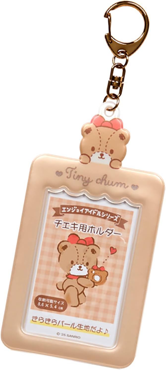 ご購入後レビュー投稿で、次回当店で使える「5%OFFクーポン」をプレゼント中！！ ※定形外郵便での発送となりますので追跡番号はございません。また発送から通常3日程度でのお届けとなりますが(離島・一部山間部は除く)、定形外郵便は土日祝のお届けが無いため、ご到着まで日数を要する場合がございます。 ※ポスト投函でのお届けとなります。 サンリオキャラクターと一緒に推しを楽しく応援するためのグッズ「エンジョイアイドルシリーズ」。 ホルダーの上から顔をみせるタイニーチャムが愛らしさ満点。 バッグやリュックにつければ一緒にお出かけ気分。 本体サイズ：約幅7.4×奥行0.3×高さ14cm※チェーン含まず。 主な材料・原料：PVC、スチール お気に入りのチェキをセットして持ち運べる。 きらきらパール生地。 収納可能サイズ:約5.4×8.6cm ※「チェキ」は富士フィルムの登録商標です。 Sanrio Original
