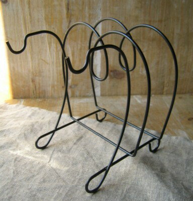 アンティーク風の見た目もおしゃれで上品なラックは、W140×D135×H145サイズとコンパクトサイズなので、そのままティータイムにリビングのテーブルに置いても素敵。