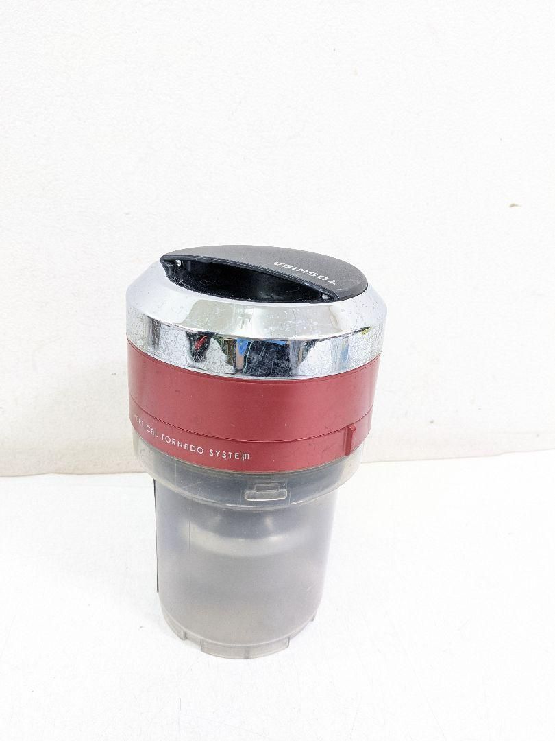商品情報メーカー東芝型番VC-JS4000-R種類ダストカップ対応機種東芝 VC-JS4000-R (本体の型番をご確認ください)コンディション中古品-良い付属品写真に写っているものがすべてです保証当店1か月動作保証(商品到着後1か月以内の動作不良は返品・返金または交換) / メーカー保証なし商品の状態使用に伴う多少の傷・汚れがあります。動作に問題はありません。細かな傷・汚れは写真でご確認ください。写真に写っていない細かな使用感がある場合があります。対応機種のご確認本体の型番が「VC-JS4000-R」であればご利用いただけます。型番末尾の色記号(-W/-Rなど)が異なる場合も互換性があることが多いですが、ご不明な場合は本体型番をお知らせください。保証・検品・発送・全商品に当店の1か月動作保証が付きます。商品到着後1か月以内に動作不良があった場合は、返品・返金または同等品への交換で対応いたします。・保証の対象は動作不良です。傷・汚れなど写真や説明に記載の状態、お客様都合の返品は対象外です。・中古品のため、メーカー保証は付属しません。・全品、動作確認と清掃をしてから出荷しています。・発送までの日数は通常2〜3営業日です(土日祝は休業)。土日祝を除くお昼までのご注文は、当日出荷できる場合があります。・発送は佐川急便です。送料は全国無料ですが、離島・一部地域は追加送料がかかる場合があります。よくあるご質問Q. うちの掃除機に使えますか？A. 本体の型番をお知らせいただければお調べします。商品ページの「商品についてのお問い合わせ」からどうぞ。Q. 付属品はありますか？A. 写真に写っているものがすべてです。記載のないものは付属しません。Q. 到着後に動かなかったら？A. 商品到着後1か月以内であれば当店の動作保証で返品・返金または交換いたします。ご注文番号を添えてご連絡ください。管理番号: 2502071942