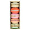 Ladur?e Paris Macaron 5 Surprise Balls 223452 レストラン、ティールーム、マカロンのスペシャリストであるLadureeとのコラボアイテム。 5色のマカロン型サプライズボール。 美しく細工されており、開くとステッカーやチャームなど楽しい贈り物が現れます。 ・Each surprise ball contains a green tissue paper hat, 2 stickers with foil, a joke and an enamel butterfly charm on a green cord. ・Sheer and gold ribbon embellishment サイズ：(サプライズボール1個)直径約5x3cm／パッケージサイズ(ミリ)：約53x162x50 対象年齢：8歳以上 小さなパーツなどが入っており、誤飲の危険がありますので、扱いには大人の方が十分ご注意のうえ、幼児には絶対にあたえないでください。