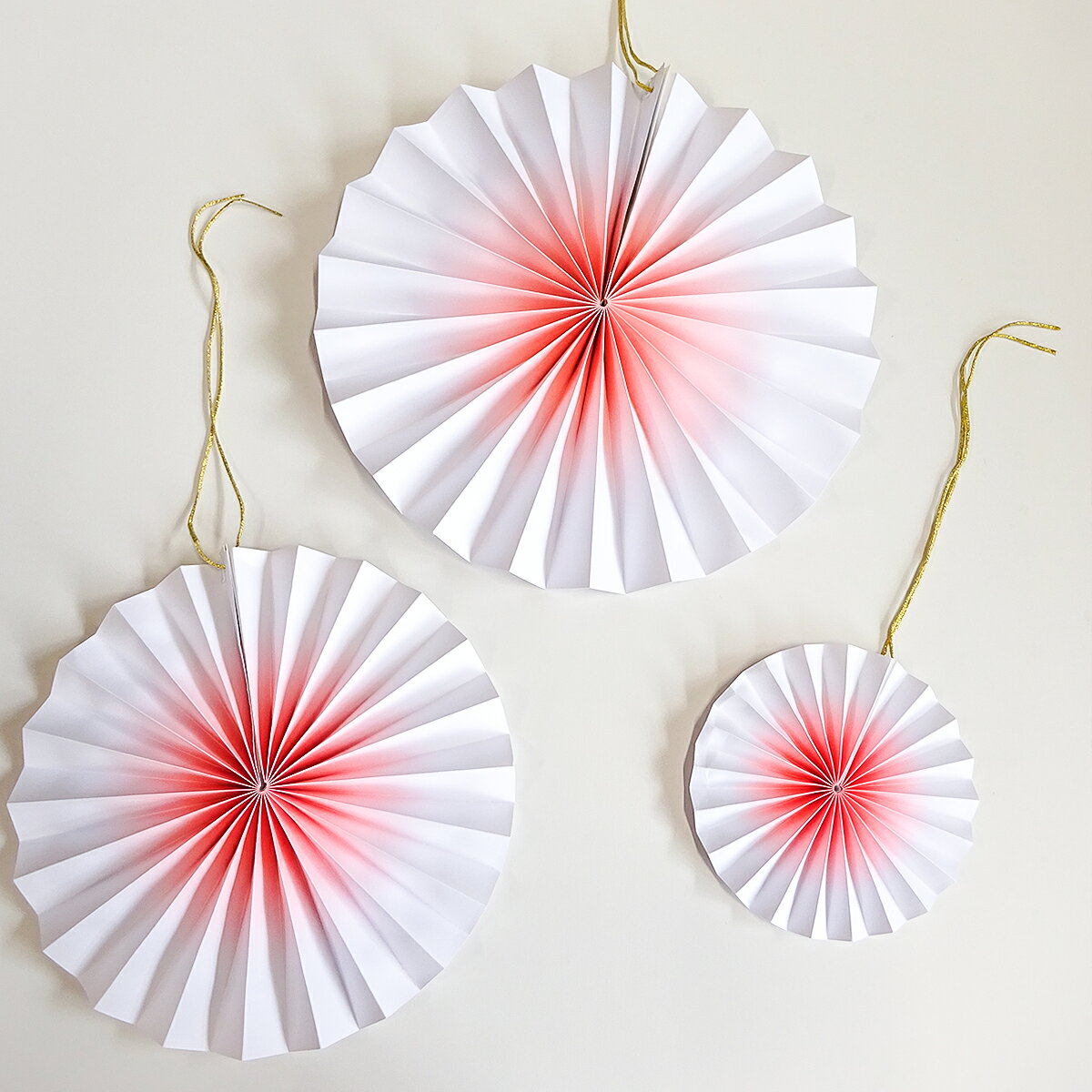 Meri Meri 楽天市場店のペーパーファン PINK OMBRE PINWHEELS かざぐるま 誕生日 誕生日会 ウエディング パーティ 飾り付け 装飾 店舗ディスプレイ デコレーション merimeri メリメリ 輸入雑貨｜アングル2