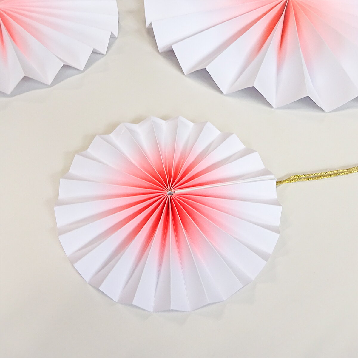 Meri Meri 楽天市場店のペーパーファン PINK OMBRE PINWHEELS かざぐるま 誕生日 誕生日会 ウエディング パーティ 飾り付け 装飾 店舗ディスプレイ デコレーション merimeri メリメリ 輸入雑貨｜アングル3