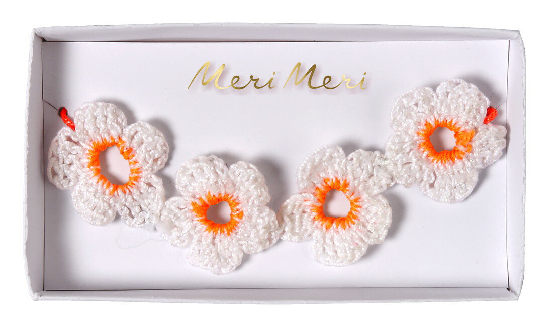 商品説明 ブランド名 Meri Meri メリメリ 商品名 Meri Meri メリメリ ブレスレットCROCHETFLOWER 仕様 紐で調節可能（長さ約16〜22cm） サイズ サイズ 約16〜22cm 原産国 中国 素材 レース 糸 商品について 白とオレンジの清楚な可愛いお花がモチーフのブレスレットです。柔らかなふんわりとした雰囲気でとっても素敵です。 手首がかわいく皆からの視線が集中、どんなスタイルにもぴったり合います。子供用のブレスレットは珍しいので目を引きます。 お揃いのネックレスとセットでコーディネートすれば、ますますキュートに。色も好き嫌いの無い色合いなので、プレゼントしても喜ばれます。 ママのまねをしたいお年頃の女の子にもピッタリです。 販売社 メリメリ Meri Meri 公式オンランインショップ 楽天市場店 ホットキーワード メリメリ Meri Meri パーティーデコレーション インスタ映え ファーストバースデー 誕生日 他とかぶらない ママ友 ママ会 STAYHOME おうち時間 おうちスタジオ　お家スタジオ おうち写真館　