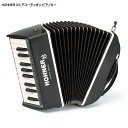 HOHNER ホーナー アコーディオン ハンディ・アコーディオン HOHNER XS ピアノキータイプ 「HOHNER（ホーナー） XS」は、お子さまや初心者の方でも手軽に始められる楽器としてデザインされた画期的なアコーディオンです。 本体ボディは耐久性のある軽量なプラスチックで作られており、演奏時の負荷の少ない設計。 中級者以上のかたにも、手軽に持ち運べるサブ機として活躍できる品質を有しています。 右手側はグリルを廃し、指使いが容易にできるようにデザインされています。 付属のショルダーストラップはワンタッチで着脱可能です。 保管時や持ち運びの際に最適な背負えるリュックタイプの専用ギグバッグが付属します。 ピアノキーモデルとボタンキーモデルをご用意しております。 【仕様】 鍵盤・音域／ボタン ピアノキー：21鍵(B-G2)／15ベース(F-A) 寸法 幅272×奥行159×高さ285 mm 重量 2.9 kg 付属品 ショルダーストラップ、VAUDE(ファウデ)社製専用ギグバッグ付属 ■予めご了承下さい 色味に関しまして、モニタの調整や撮影時の光の加減で実物の色よりも異なって見えることがございます。 お手元にお届けした商品が掲載の色と異なって見えるなどの理由でのご返品は受け付け致しかねます。■付属品 小型・軽量アコーディオン お子さまや初心者の方にもおすすめ 「HOHNER（ホーナー） XS」は、お子さまや初心者の方でも手軽に始められる楽器としてデザインされた画期的なアコーディオンです。 本体ボディは耐久性のある軽量なプラスチックで作られており、演奏時の負荷の少ない設計。 中級者以上のかたにも、手軽に持ち運べるサブ機として活躍できる品質を有しています。 右手側はグリルを廃し、指使いが容易にできるようにデザインされています。 付属のショルダーストラップはワンタッチで着脱可能です。 保管時や持ち運びの際に最適な背負えるリュックタイプの専用ギグバッグが付属します。 ピアノキーモデルとボタンキーモデルをご用意しております。 【仕様】 鍵盤・音域／ボタン ピアノキー：21鍵(B-G2)／15ベース(F-A) 寸法 幅272×奥行159×高さ285 mm 重量 2.9 kg 付属品 ショルダーストラップ、VAUDE(ファウデ)社製専用ギグバッグ付属 ■予めご了承下さい 色味に関しまして、モニタの調整や撮影時の光の加減で実物の色よりも異なって見えることがございます。 お手元にお届けした商品が掲載の色と異なって見えるなどの理由でのご返品は受け付け致しかねます。