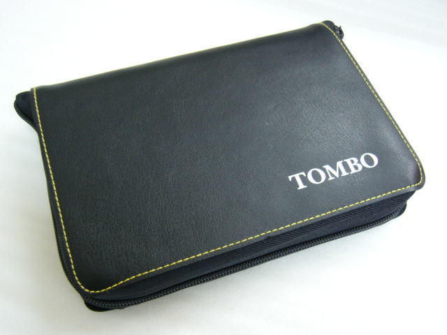 ●4本用 ●ケースサイズ：約150×205×35mm ●重量：175g ※サイズ及び重量は当店にて独自に計測した数値となります。多少の誤差や予告なく仕様変更となる場合もございます。予めご了承下さい。 ※画像内のハーモニカ本体は付属致しておりませんので、予めご了承下さい。 ※モニターの調整などにより、実物とは異なる色味に見える場合がございます。予めご了承下さい。■特長！■　複音ハーモニカが4本入るソフトケース！ 本商品は、有名メーカー「TOMBO（トンボ）」の複音ハーモニカ用ケース（4本入り用）です。 TOMBO（トンボ）の複音ハーモニカには様々な種類がございますが、基本的にTOMBOの21穴または22穴でしたら、 どの機種でも収納可能です。 全部で4本収納可能なケースですので、持ち運びにも大変便利です。 特に複音ハーモニカは、演奏される曲により調子が異なりますので、複数本お持ちの方も多いのではないでしょうか？ すっきり綺麗に収納できるシンプルなソフトケースは、大変オススメです。 ■重要！■　あなたのハーモニカは収納可能！？ 本商品に収納可能なTOMBOハーモニカを一覧表に致しました！ トンボの複音ハーモニカで、21穴または22穴のハーモニカでしたら収納可能です。 ご購入後にお持ちのハーモニカが収納できなかった場合でも、ご返品は受付いたしかねますので、 必ずご購入前にご確認頂けますようお願い致します。 ●収納可能なトンボハーモニカ● 種類 品番 ハーモニカのサイズ トンボ・バンド21穴 NO.3121 163×31×20mm トンボオクターブ21穴 NO.9521 162×31×23mm トンボ　プレミアム21 NO.3521 166×29.5×22mm 特製トンボバンド21穴 NO.1521 166×29.5×22mm プロフェッショナル22穴 NO.1722 166×29.5×22mm 超特級イワサキソロ NO.1921S 166×29×22mm 超特級 NO.1921 166×29×23mm ※上記表に含まれていないハーモニカに関しましては、以下をご確認下さい。 ■注意！■　メーカーや機種名がわからない！という方は・・・ お手持ちのハーモニカのメーカーや機種名がわからないという方、また他メーカーのハーモニカの収納をご検討中の方は、 予めサイズをご確認下さい。 本商品の収納スペースは、1本あたり「約170×31×25mm」となっております。 ハーモニカがそれ以上の大きさの場合には、収納は難しいとお考え下さい。 また、収納に関しまして事前にお問合せを頂きましても、当店にて在庫のない商品は実際に収納確認を行うことができませんので、予めご了承下さい。