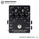 Darkglass Electronicsのプリアンプ「MICROTUBES B7K v2」です。 Microtubes B7K v2は、B3Kのパワフルでダイナミックなサチュレーション回路を用いて、強力な4バンドEQと今まで以上の多様性を実現するためにバランスタイプのラインドライバーを追加したベース用アナログプリアンプです。スタジオとライブの両方で使用できるようデザインされており、ベースサウンドをまったく新しいレベルへと押し上げます。 オリジナルの全ての機能を得られる上にトーンをより作り込むことが可能になりました。LOW MIDSでは中心周波数を1KHzか500Hzで、HI MIDSでは中心周波数を3kHzか1.5kHz で選択可能なオプションが追加されたことで、夢のようなディストーション・トーンに仕上げることができます。 Microtubes B7Kのキャラクターと心臓部は同じですが、B3Kのパワフルでダイナミックなサチュレーション回路を用いて、強力な4バンドEQと今まで以上の多様性を実現するためにバランスタイプのラインドライバーを追加した、ベース用アナログプリアンプです。スタジオとライブの両方で使用できるようデザインされており、ベースサウンドをまったく新しいレベルへと押し上げます。 【主な仕様】 ■ブランド：ダークグラスエレクトロニクス ■機種：MICROTUBES B7K v2 ■タイプ：プリアンプ系 ■電源：DC 9V ※電池での駆動には対応していません。 ■サイズ：106（W）×120（D）×45（H）mm ■質量：350g 【使用上のご注意】 Microtubes B7Kの消費電流は30mAです。レギュレートされたDC9Vセンターマイナス極性のアダプターをご使用ください。環境への配慮を理由に9Vバッテリー(006P)駆動には対応していません。レギュレートされてないパワーサプライの使用もしくは9VDC以上の電圧を供給した場合、ノイズの発生やユニットが破損する恐れがあり、保証対象外となりますのでご注意ください。 ※製品の仕様及びデザインは改良のため予告なく変更することがあります。 ※ディスプレイの設定などにより色調が実物と異なる場合がございますが、ご購入後に思った色と違うなどでのキャンセルはご遠慮下さい。 ※店頭及び他のショッピングサイトでも販売を致しておりますので、ご注文頂くタイミングによっては売り切れの場合がございます。ご注文時に売り切れの場合は、お取り寄せにお時間を頂くこととなります。予めご了承下さい。MICROTUBES B7K v2 Analog Bass Preamp Darkglass Electronicsのプリアンプ「MICROTUBES B7K v2」です。 Microtubes B7K v2は、B3Kのパワフルでダイナミックなサチュレーション回路を用いて、強力な4バンドEQと今まで以上の多様性を実現するためにバランスタイプのラインドライバーを追加したベース用アナログプリアンプです。スタジオとライブの両方で使用できるようデザインされており、ベースサウンドをまったく新しいレベルへと押し上げます。 オリジナルの全ての機能を得られる上にトーンをより作り込むことが可能になりました。LOW MIDSでは中心周波数を1KHzか500Hzで、HI MIDSでは中心周波数を3kHzか1.5kHz で選択可能なオプションが追加されたことで、夢のようなディストーション・トーンに仕上げることができます。 Microtubes B7Kのキャラクターと心臓部は同じですが、B3Kのパワフルでダイナミックなサチュレーション回路を用いて、強力な4バンドEQと今まで以上の多様性を実現するためにバランスタイプのラインドライバーを追加した、ベース用アナログプリアンプです。スタジオとライブの両方で使用できるようデザインされており、ベースサウンドをまったく新しいレベルへと押し上げます。 - コントロール - BLEND：クリーンシグナルとオーバードライブシグナルのミックスバランスをコントロールします。 ATTACK SWITCH：高域成分のサチュレーション量を設定します。 LEVEL：オーバードライブシグナルのボリュームを設定します。 GRUNT SWITCH：クリッピングステージ前の低域のブーストレベルを3モードから選択し低域の強さを設定します。 DRIVE：オーバードライブのサチュレーション量を設定します。 LOW：100Hzを中心周波数として±12dB までブースト/カットします。 LOW MIDS SWITCH：LOW MIDSの中心周波数を500Hzから1kHz に変更します。 LOW MIDS：500Hzを中心周波数として±12dB までブースト/カットします。 HI MIDS：3kHzを中心周波数として±12dB までブースト/カットします。 HI MIDS SWITCH：HI MIDSの中心周波数を3Hzから1.5kHz に変更します。 TREBLE：5kHzを中心周波数として±12dB までブースト/カットします。 【使用上のご注意】 Microtubes B7Kの消費電流は30mAです。レギュレートされたDC9Vセンターマイナス極性のアダプターをご使用ください。環境への配慮を理由に9Vバッテリー(006P)駆動には対応していません。レギュレートされてないパワーサプライの使用もしくは9VDC以上の電圧を供給した場合、ノイズの発生やユニットが破損する恐れがあり、保証対象外となりますのでご注意ください。 【主な仕様】 ブランド Darkglass Electronics（ダークグラスエレクトロニクス） 型番 MICROTUBES B7K v2 タイプ プリアンプ系 コントロール BLEND、ATTACK SWITCH、LEVEL、GRUNT SWITCH、DRIVE、LOW、LOW MIDS SWITCH、LOW MIDS、HI MIDS、HI MIDS SWITCH、TREBLE、GROUND LIFT 接続端子 INPUT、OUTPUT、PARALLEL OUTPUT、DIRECT OUTPUT、DC IN 電源 9V DCアダプター（別売） 消費電流 30mA 外形寸法 106（W）×120（D）×45（H）mm 重量 350g ※製品の仕様及びデザインは改良のため予告なく変更することがあります。 ※ディスプレイの設定などにより色調が実物と異なる場合がございますが、ご購入後に思った色と違うなどでのキャンセルはご遠慮下さい。 ※店頭及び他のショッピングサイトでも販売を致しておりますので、ご注文頂くタイミングによっては売り切れの場合がございます。ご注文時に売り切れの場合は、お取り寄せにお時間を頂くこととなります。予めご了承下さい。