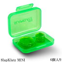 SlapKlatz MINI　A.GREEN ドラム用 ゲルミュート（6個入り・専用ケース付き） 本商品は、SlapKlatz(スラップクラッツ) ドラムミュート「SlapKlatz-MINI」です。 SlapKlatz MINIは、6個入りのドラム用ミュートです。 SlapKlatz（スラップクラッツ）は、トーンやサスティーンを調節したいときにおすすめなミュートです。 使い方はミュートしたい場所にスラップクラッツをペタッと貼り付けるだけ。 ジェル自体の粘着力が高いため、スネアやタムタムの打面はもちろん、シェルのボトム側やシンバルの裏など考えうるほとんどの場所に貼り付けることが可能です。 ミュートが不要になったときは簡単に剥がすことができ、跡が残ることもありません。 スラップクラッツは強度も充分で、緩衝材としても使うことも可能です。 セッティングによってドラムのシェルに他のハードウェアが接近することもありますが、スラップクラッツを貼っておけば、接触してしまったときの雑音を防ぐだけでなく、大切なドラムシェルに傷を付けず、安心して叩けます。 クリアタイプを貼れば見た目も気になりません。 付け剥がしを繰り返したり、汚れてくると粘着力は次第に落ちてきますが、水洗いすることで新品同様の粘着力に戻ります。 ●高品質なゲル状のミュートを複数組み合わせることにより、叩いた感触や音色、音の伸びや響きを微調整することができます。 ●高粘着性でドラムのボトム面やシンバルの裏側にも貼り付け可能です。 ●汚れにより粘着力が落ちてきたときは、水洗いすることで繰り返しご使用になれます。 PROと同じく、4色からお選びいただけます。 MINI専用ケースが付属します。 【ご確認下さい】 ※お使いのモニタ環境により、商品画像の色合いが異なる場合がございます。 思っていたものと違う等の理由での返品はお受け致しかねます。予めご了承下さい。 初期不良が発生した場合は対応致します。 製品の仕様及びデザインは改良のため予告なく変更することがあります。 【主な仕様】 パッケージ内容 ミュート小（直径2cm）×3 ミュート中（直径3cm）×2 ミュート大（直径4cm）×1 カラー Alien Green（エイリアン・グリーン） 付属品 専用ケース 【宅配便ご希望の方】はこちらの商品を一緒にカートにお入れください。SlapKlatz MINI　ドラムミュート 本商品は、SlapKlatz(スラップクラッツ) ドラムミュート「SlapKlatz-MINI」です。 SlapKlatz MINIは、6個入りのドラム用ミュートです。 SlapKlatz（スラップクラッツ）は、トーンやサスティーンを調節したいときにおすすめなミュートです。 使い方はミュートしたい場所にスラップクラッツをペタッと貼り付けるだけ。 ジェル自体の粘着力が高いため、スネアやタムタムの打面はもちろん、シェルのボトム側やシンバルの裏など考えうるほとんどの場所に貼り付けることが可能です。 ミュートが不要になったときは簡単に剥がすことができ、跡が残ることもありません。 スラップクラッツは強度も充分で、緩衝材としても使うことも可能です。 セッティングによってドラムのシェルに他のハードウェアが接近することもありますが、スラップクラッツを貼っておけば、接触してしまったときの雑音を防ぐだけでなく、大切なドラムシェルに傷を付けず、安心して叩けます。 クリアタイプを貼れば見た目も気になりません。 付け剥がしを繰り返したり、汚れてくると粘着力は次第に落ちてきますが、水洗いすることで新品同様の粘着力に戻ります。 ●高品質なゲル状のミュートを複数組み合わせることにより、叩いた感触や音色、音の伸びや響きを微調整することができます。 ●高粘着性でドラムのボトム面やシンバルの裏側にも貼り付け可能です。 ●汚れにより粘着力が落ちてきたときは、水洗いすることで繰り返しご使用になれます。 PROと同じく、4色からお選びいただけます。 MINI専用ケースが付属します。 【ご確認下さい】 ※お使いのモニタ環境により、商品画像の色合いが異なる場合がございます。 思っていたものと違う等の理由での返品はお受け致しかねます。予めご了承下さい。 初期不良が発生した場合は対応致します。 製品の仕様及びデザインは改良のため予告なく変更することがあります。 【主な仕様】 パッケージ内容 ミュート小（直径2cm）×3 ミュート中（直径3cm）×2 ミュート大（直径4cm）×1 カラー Alien Green（エイリアン・グリーン） 付属品 専用ケース