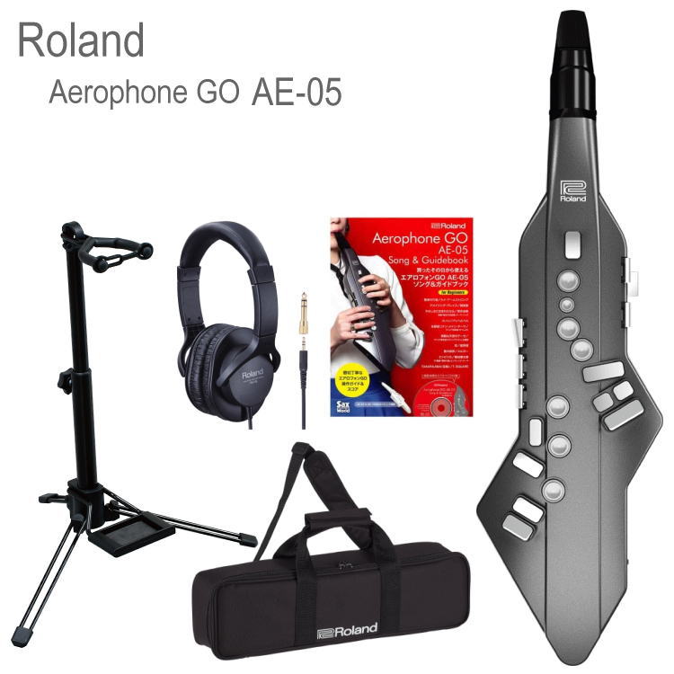 Roland Aerophone Go AE-05 ガイドブック＆スタンド＆ヘッドフォン付き 場所や時間を選ばず気軽に演奏できるデジタル管楽器Aerophone エアロフォンはAE-01＞AE-05＞AE-10＞AE-30とグレードが上がっていきます。 初めてでも、簡単な指づかいで、すぐに演奏を楽しむことができます。 ジャズ、クラシック、ポップス、ロック、様々な音楽ジャンルで演奏される憧れの管楽器。 たとえば、サックスはあらゆる世代の人たちが、一度は演奏してみたいと思う楽器のひとつですが、気軽に挑戦するには、演奏する場所や時間に制限があり、ハードルが高いのも事実です。 Aerophone GOは、そんな悩みを解消。ヘッドホン端子を備え、電池駆動でも使用できるので、家族が集まるリビングでも夜間でも周囲に気兼ねなく、リコーダー感覚の手軽さで演奏を楽しめます。 軽量でコンパクトなボディ、シンプルな操作で扱いやすく、誰にとっても身近な管楽器です。場所や時間を選ばず気軽に演奏できるデジタル管楽器Aerophone その魅力を、コンパクトなボディに凝縮したAerophone GO[AE-05]。 初めてでも、簡単な指づかいで、すぐに演奏を楽しむことができます。 ジャズ、クラシック、ポップス、ロック、様々な音楽ジャンルで演奏される憧れの管楽器。 たとえば、サックスはあらゆる世代の人たちが、一度は演奏してみたいと思う楽器のひとつですが、気軽に挑戦するには、演奏する場所や時間に制限があり、ハードルが高いのも事実です。 Aerophone GOは、そんな悩みを解消。ヘッドホン端子を備え、電池駆動でも使用できるので、家族が集まるリビングでも夜間でも周囲に気兼ねなく、リコーダー感覚の手軽さで演奏を楽しめます。 軽量でコンパクトなボディ、シンプルな操作で扱いやすく、誰にとっても身近な管楽器です。 ソプラノ、アルト、テナー、バリトンの4種類のサックスを含む、11音色を搭載したAerophone GO。 管楽器1台で、バイオリンやクラリネット、シンセ・リードなどの音色を演奏するのは、新鮮な体験ばかりではなく、演奏レパートリーの幅を広げてくれます。さらに、Aerophone GO Plusアプリを使えば、トランペットやトロンボーンなどの金管楽器や、チェロ、コントラバスなどの弦楽器、さまざまなシンセサイザー音色など、アプリ内の50音色を使って演奏することも可能。1台で、多彩な楽器の演奏を楽しむことができます。 いつでもどこでも演奏できる手軽さもポイント。 軽量でコンパクトな本体に、スピーカーを内蔵し、電池駆動にも対応しているAerophone GOなら、いつでもどこでも気軽に演奏できます。ヘッドホンを使えば周囲に音を出さずに演奏することが可能なので、夜中でも気兼ねなく演奏に没頭することができます。さらに、コンパクトな専用キャリー・バッグを付属しポータビリティにも優れているため、気軽に持ち運ぶことができます。 * 充電式ニッケル水素電池（単3形） 4本で、約10時間の連続使用が可能。 Aerophone GOは、本体1台でも楽しく演奏できますが、BluetoothR接続できる専用アプリを使用すれば、演奏する楽しさがいっそう広がります。Aerophone GO Plusアプリでは、スマートフォンやタブレットに保存したお気に入りの音楽と一緒に、Aerophone GOを演奏することが可能。曲のテンポを落として練習したり、特定の部分を繰り返し練習したりもできます。楽曲のメロディを消音するセンター・キャンセル機能も搭載。さらに、このアプリでは多彩な50音色を使用することができるので、クラシック、ジャズ、ポップスなど幅広い音楽ジャンルで、お気に入りの曲と一緒に演奏を楽しむことができます。また、息の吹き込み具合を調整したり、サックス運指からリコーダー運指へ簡単に変更できたり、自分の好みに合わせてAerophone GOをカスタマイズすることもできます。 * Aerophone GO Plus アプリは、iOSとAndroidデバイスに対応。 * テンポ変更や、センター・キャンセル機能の効果は曲により異なります。 Aerophone GO Ensembleアプリは、1台のスマートフォンに最大7台のAerophone GOを同時にワイヤレス接続して、気軽にアンサンブル演奏を楽しむことができるアプリです。 演奏者全員が1台のスマートフォンに接続し、1台のスピーカーから演奏を聴いてアンサンブルすることが可能。各演奏者は、アプリに搭載された19音色から音色を選択できます。電池駆動対応の外部スピーカーを使えば、仲間とのアンサンブルでストリート・パフォーマンスをすることも。アンサンブル演奏を、手軽に楽しめるアプリです。 *iOS / Android端末で利用可能。 *アプリの使用時は、Aerophone GO 本体内蔵の11音色は使用できません。 Aerophone GOは、アコースティック・サックスのキー配列に準拠しているため、サックス経験者は、慣れた指使いですぐに演奏することができます。リード構造の専用マウスピースで、ビブラートやピッチ（音程）のコントロールも可能。管楽器に初めてチャレンジする方でも、息の吹き込み具合を調整して簡単に音が出るように設定できます。リコーダーの指使いで演奏するモードも備えているので、手にしたその日から、すぐにいい音で憧れの管楽器を楽しむことができます。 管楽器は、種類によって調が異なる楽器ですが、Aerophone GOはつまみを回すだけで簡単に移調できます。管楽器経験者は、慣れた調でAerophone GOを演奏することが可能。異なるパートの楽譜でも、音を読み替えて演奏する必要がありません。セッション時に、急に調を変えて演奏する場合にも、すぐに対応できます。 【主な仕様】 キー配列 サクソフォン互換キー配列 音源 PCMシンセ 音色数 11 エフェクト リバーブ コントローラー ブレス・センサー バイト・センサー 演奏キー オクターブ・キー サム・ボタン トーン・ノブ トランスポーズ・ノブ ボリューム・ノブ BluetoothR標準規格Ver4.2 対応プロファイル: A2DP (オーディオ), GATT (MIDI over Bluetooth Low Energy) 対応コーデック: SBC (SCMS-T方式によるコンテンツ保護に対応) 接続端子 PHONES/OUTPUT端子（ステレオミニタイプ） USB COMPUTER端子(マイクロBタイプ、USB MIDI/電源兼用) 内蔵スピーカー 2.8cm x 1 1.5W x 1 電源 USB ACアダプター(別売) 充電式ニッケル水素電池単3形(別売) x 4 消費電流 400mA 連続使用時の電池の寿命 充電式ニッケル水素電池: 約10時間 (容量1,900mAh使用時) 　　(使用状態によって異なります) ※マンガン乾電池、アルカリ乾電池は使用不可 付属品 取扱説明書 保証書 ローランドユーザー登録カード マウスピース・キャップ ネック・ストラップ 専用ハンド・キャリー・バッグ バンド USBケーブル(電源用(Type A), データ通信用(マイクロB), データ通信用(Type C)) 別売品 交換用マウスピース ： OP-AE05MPH セット品 ガイドブック/スタンド/ヘッドフォン