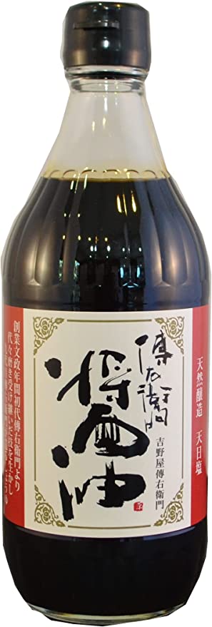 天然醸造のたまりを加えたこだわりの商品です。 一般の醤油にくらべて、大豆の割合が多い(3割増し)のでまろやかな香りと旨みとコクがあります。 ゆっくりと熟成させ、丸大豆のまろやかな旨みが広がるおいしい醤油に仕上げました。 自然の熟成から造りだされた旨味が多く含まれていますので、甘く感じるほど旨味が作用しています。 やさしい醤油の香りとさらりとした舌触りと切れのいい味は 甘味料、保存料等は一切入っていない、搾りたてそのままのおいしさをいかに保つかを心掛けた商品です。 味を損なうことなくよりおいしく素材の臭みをとってくれます。 醤油として幅広い用途にお使いいただけます。