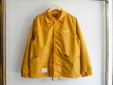 [ Vin&Age ] ベンチレーションコーチジャケット / VENTILATION COACH JACKET : type VCJ1 color : Mustard fabric : Polyester 100% size : S / M / L / XL S-[ 着丈70.5cm / 胸囲59cm / 肩幅46cm /袖丈62cm ] M-[ 着丈73cm / 胸囲61cm / 肩幅48cm /袖丈64cm ] L-[ 着丈75.5cm / 胸囲63cm / 肩幅50cm /袖丈66cm ] XL-[ 着丈78cm / 胸囲65cm / 肩幅52cm /袖丈68cm ] ◆ ミリタリーウエアに馴染みのあるヘビーツイル素材を仕様したベーシックなコーチJK ◆ 背中には、バイク乗車時の風による背中の膨らみを軽減するべくファスナーベンチレーションを装備 ◆ ロントはファスナー＆スナップボタンのWフロント ◆ 腰には70年代古着によくみる大き目の斜めウェルトポケットを採用 ◆ 胸や背中に刺繍やプリントを施せるように裾全体にファスナーを装備