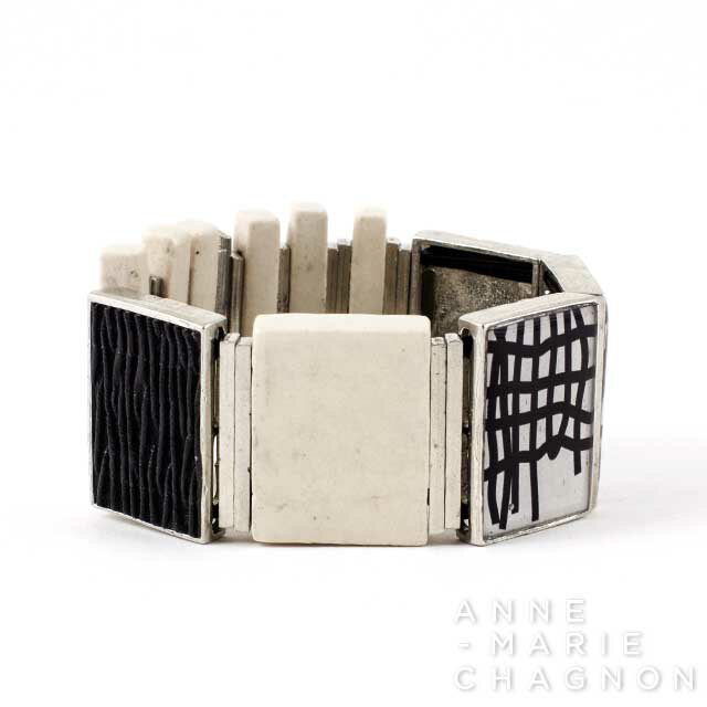 素材について … 主な素材はピューター、ガラス、レジン（樹脂）。 ピューターがくすんだ場合はシルバー拭きで、その他の金属部分は柔らかい布でお手入れされることをお勧めします。 チェーンはロジウム、ピアスパーツにはサージカルスティール（医療用にも使われる合金）、銀メッキ、金メッキが使われています。 全ての素材は、アレルギーを起こしにくいニッケル、鉛、カドミウムフリーとなっています。 補償について … アンマリーシャニョンは細心の注意の元に手作りされ、また、厳重な検品を行ったもののみ出荷しています。 万が一商品に不備がございましたら、お買い上げ日より1年間は無償でお直しさせて頂きます。（送料がご負担になる場合もございます。） 期間をこえたあとも、出来る限りの対応をさせて頂きますので、お気軽にご相談ください。カラーバリエーションには [ceramic] [cobalt] [oasis] [sorbet] が有ります。 素材はピューター。 ピューターがくすんだ場合はシルバー拭きで、その他の金属部分は柔らかい布でお手入れされることをお勧めします。 チェーンはロジウムメッキが使われています。 全ての素材は、アレルギーを起こしにくいニッケル、鉛、カドミウムフリーとなっています。 ● 補償について … アンマリーシャニョンは細心の注意の元に手作りされ、また、厳重な検品を行ったもののみ出荷しています。 万が一商品に不備がございましたら、お買い上げ日より1年間は無償でお直しさせて頂きます。（送料がご負担になる場合もございます。） 期間をこえたあとも、出来る限りの対応をさせて頂きますので、お気軽にご相談ください。 ● 商品詳細 　・サイズ 　　・長さ（手首周り円周）　：　17 cm 　・素材 　　・ピューター 　　・ガラス 　　・セラミック 　　・牛革 　　・エラスティックバンド(ゴムひも)