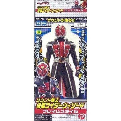 仮面ライダーウィザードフレイムスタイルがサウンド戦士に！背中のボタンを押すと効果音が鳴り響く！手足可動のリアルタイプヒーロー。 箱サイズ：H240×W103×D44mm、本体身長170mm、電池：LR44×2個付 素材・成分：ABS・PVC パッケージ：ウインドウBOX、?2012 石森プロ・テレビ朝日・ADK・東映 対象年齢3才以上・注意事項：モニターの発色によって、実際のものと色が異なる場合がございます。 ・古物商許可証番号：第211170000985