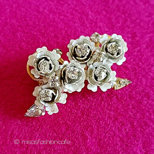 ヴィンテージイヤリング　Robert　白バラの花　　ビンテージ　ジュエリー　Vintage・　アンティーク　アクセサリー　コスチュームジュエリー　プレゼント　ギフト【海外直輸入USED品】