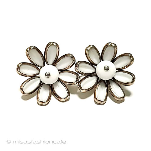 トリファリ　イヤリング　Trifari　ガラスの花　Vintage・ヴィンテージジュエリー　アンティーク　コスチュームジュエリー　アクセサリー　　【海外直輸入USED品】