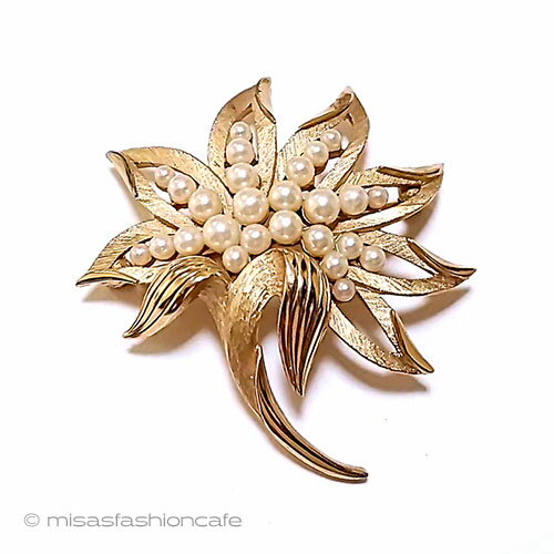 トリファリ　Trifari　ブローチ　　パールの花　Trifari　Vintage・ヴィンテージ　コスチュームジュエリー　　アクセサリー　プレゼント　ギフト　入学式　卒業式　【海外直輸入USED品】