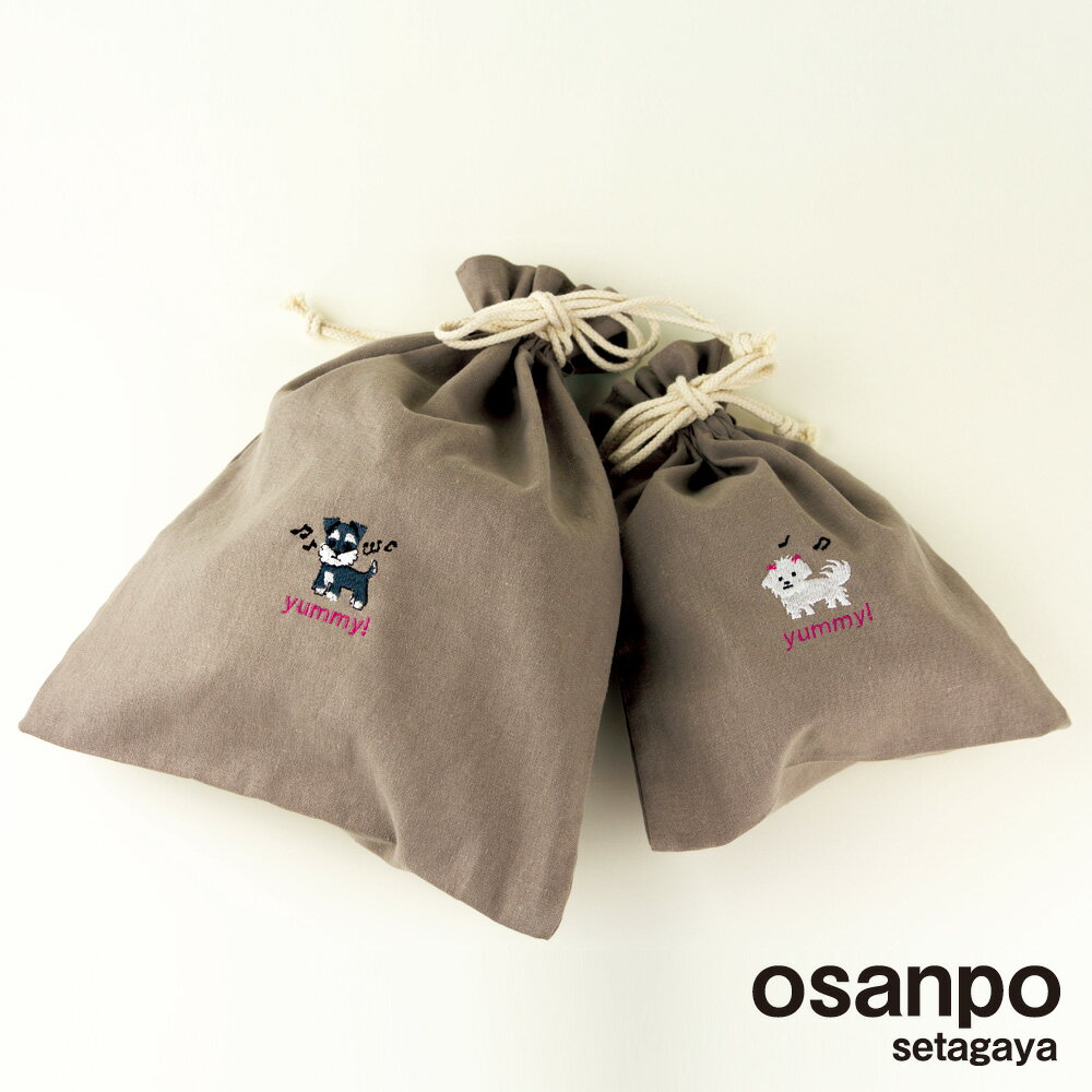 osanpo setagaya エンブロイダリー（刺繍）巾着 M/S【わんこ刺しゅう+メッセージ】は、 37種類のわんちゃんの刺しゅうと3つのメッセージ刺しゅう 「yummy!」「happy!」「smile!」を 組み合わせて貴方だけのオリジナルの巾着をお届けする、オーダーシステムです！ わんちゃんのお散歩やお出掛けの際、 ちょっとしたものを入れて一緒に出掛けるのにぴったりな巾着です。 　＜わんこ刺繍のラインアップ＞ 　　・キャバリア ブレンハイム 　　・キャバリア クロ 　　・チワワ 茶 　　・チワワ グレー 　　・フレンチブルドッグ シロ（パイド） 　　・ミニチュアダックス 茶 　　・柴犬 クロ 　　・柴犬 アカ 　　・シュナウザー ソルト＆ペッパー 　　・トイプードル 茶 　　・トイプードル グレー 　　・トイプードル シロ 　　・パグ クロ 　　・フレンチブルドッグ クロ 　　・フレンチブルドッグ クリーム 　　・コーギー 　　・ノーフォークテリア 　　・マルチーズ 　　・プードル クロ 　　・パグ ホーン 　　・ラブラドール シロ 　　・プードルショークリップ ホワイト 　　・プードルショークリップ アプリコット 　　・プードルショークリップ ブルーブラック 　　・シーズー 　　・パピヨン 　　・イタリアングレイハウンド 　　・ビション・フリーゼ 　　・ヨークシャーテリア 　　・ポメラニアン 　　・ねそべりパグ 　　・おすわりフレンチブルドッグ 　　・おすわりシーズー 　　・ボストンテリア 　　・ミニチュアシュナウザー　黒 　　・ラブラドールレトリバー　黒 　　・シーズー　茶 　＜メッセージ刺しゅう＞ 　　・yummy! 　　・happy! 　　・smile! わんこ刺繍とメッセージ刺しゅうを選んでオーダーしてください。 こちらはSサイズは、￥1,400（税抜）です。 ご受注を頂いてから丁寧に刺しゅうさせて頂きます。納期約1週間程度となります。 雰囲気の良いグレージュ色のコットンリネンの素材で、刺繍をあしらった巾着袋を作りました。 ト音記号のエンブロイダリー（刺繍/刺しゅう）が施されていて上品な仕上げの巾着袋です。 日常生活に音楽モチーフを取り入れると時間に追われる毎日にちょっとした心の余裕が生まれますね。 大切な方へのプレゼントとしてもお使いいただけます。 サイズはM、Sをご用意しましたので使い勝手もバッチリです♪ 綿麻の素材を使用していますのでシックな仕上がりはクラシックな雰囲気をよりグレードアップさせてくれます。 商品仕様 サイズ：250×190mm 素材：綿麻　刺繍部 ポリエステル 生産国：MADE IN JAPAN ※クリア袋入り ※ラッピングをご希望される場合は、配送方法が宅急便となる場合がござます。 他のサイズ・商品はこちら→