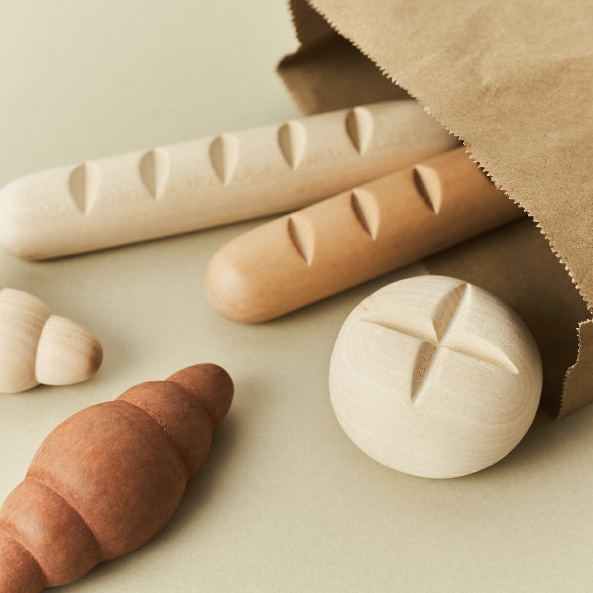 【SALE】【送料無料！】木製おままごとパン パン箱セット 名入れ おままごとセット 木製 木のおもちゃ 食材 子供 男の子 女の子 誕生日プレゼント 木製玩具 クリスマスプレゼント 朝食 クロワッサン パン箱 天然木 2歳 孫