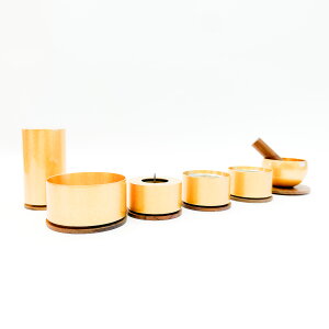 【送料無料】【仏具】makoto 霞金 6点セット(前香炉・花立て・灯立て・茶湯器・仏飯器・おリン) 小泉氏 真鍮 ゴールド 6足具 ゴールド色 木製 コースター 家具デザイナー 小泉誠 デザイナーズ 仏具 グッドデザイン賞 400年の歴史 富山県高岡市 真鍮 特殊加工