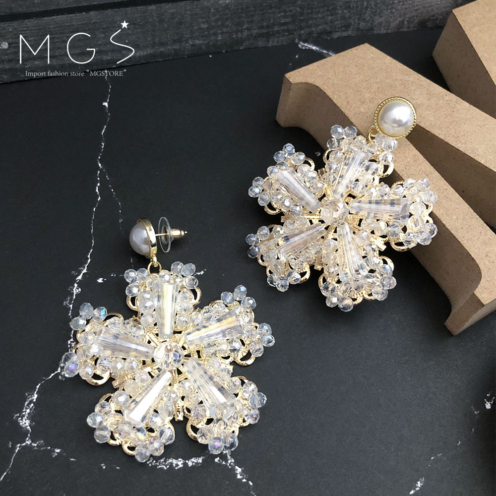 クリアフラワーピアス フラワーピアス クリアピアス フラワー 花 クリア 結晶 雪 ゴールド ピアス アクセ アクセサリー 大ぶり 大きめ レディース 大人 両耳 トレンド 普段使い オフィス デート おしゃれ プレゼント ジュエリー 女性 誕生日 